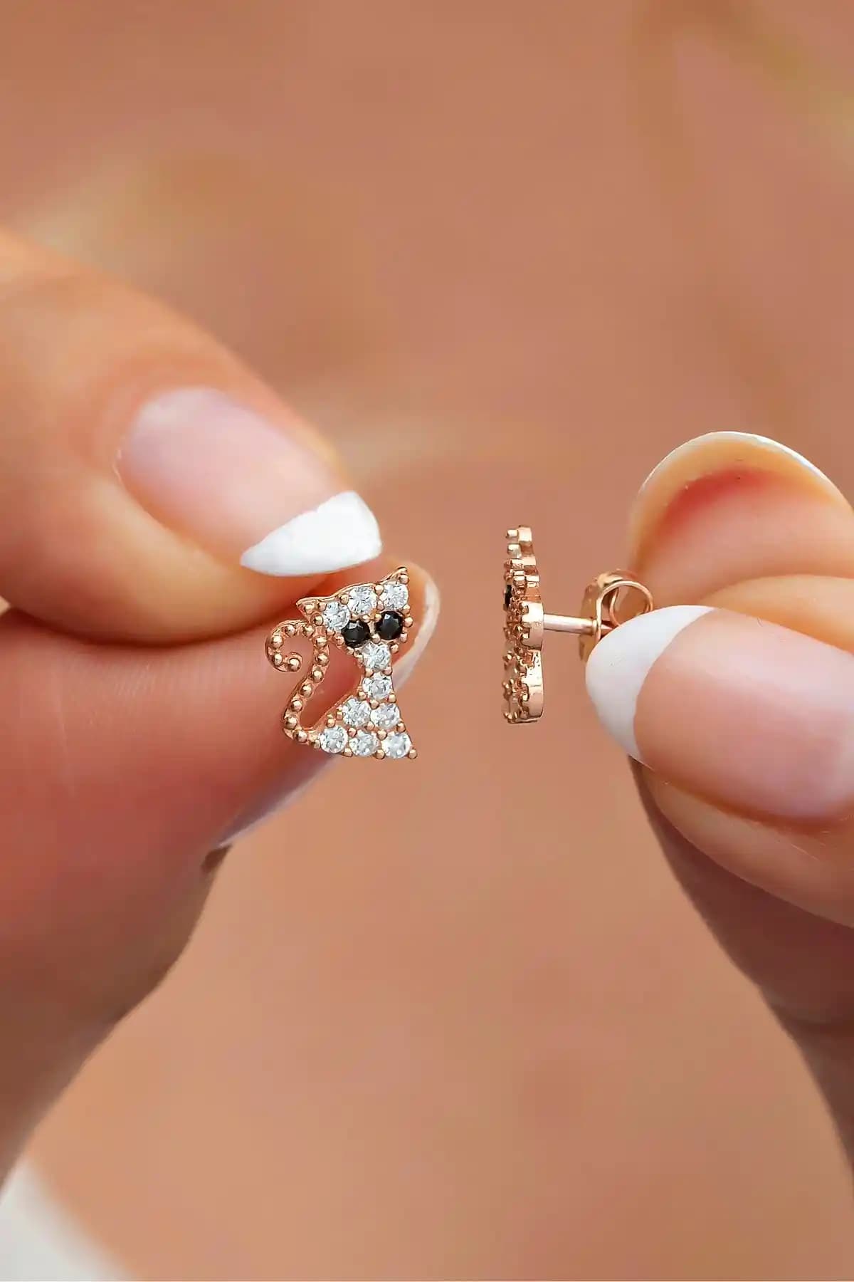 NEREZE 925 Ayar Gümüş Minik Beyaz Taşlı Kedi Küpe Şık ve Zarif Tasarım Özellikleri