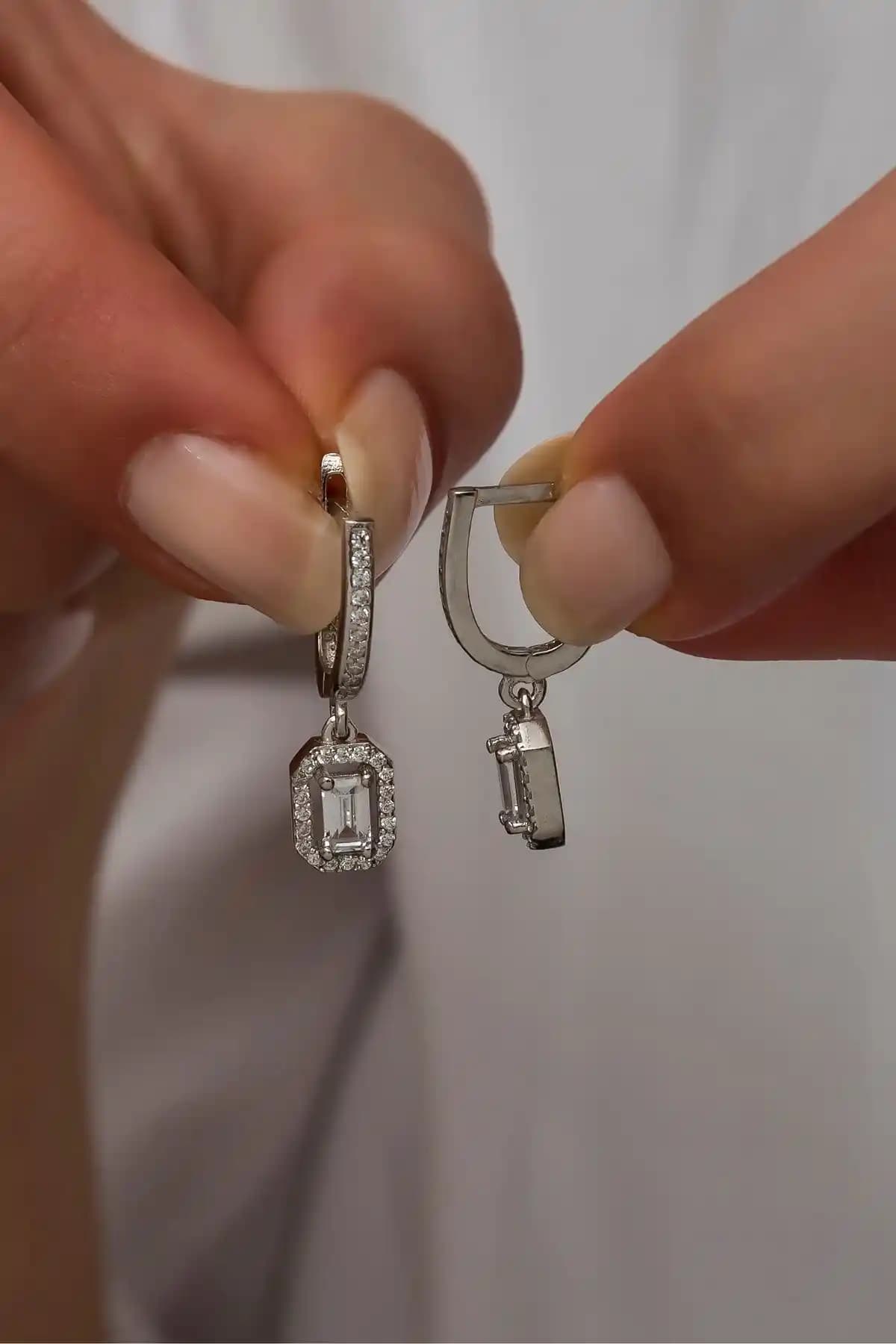 NEREZE 925 Ayar Gümüş Rodyum Kaplama Baget Taşlı Tektaş Küpe Günlük ve Özel Kullanım