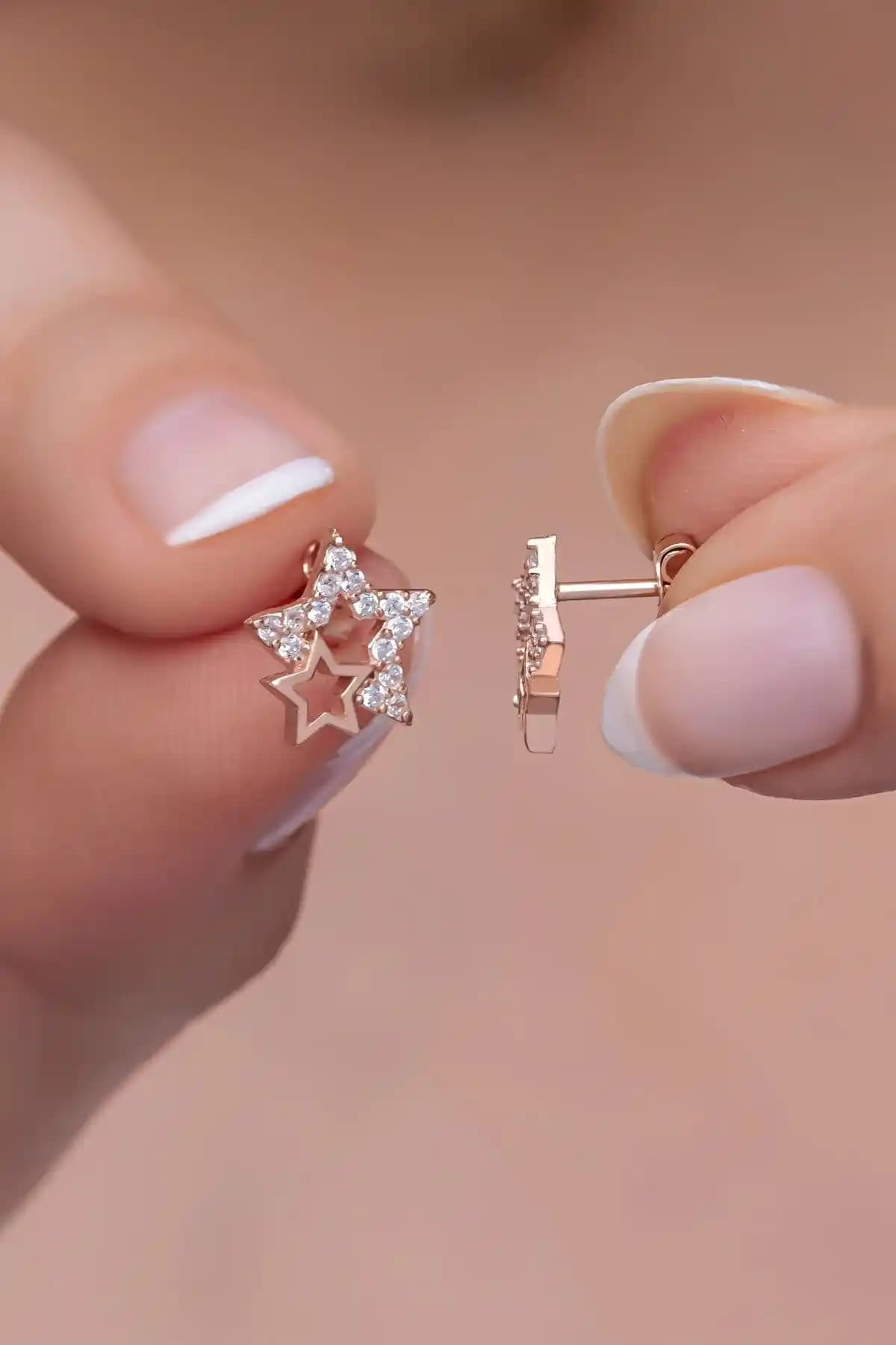 NEREZE 925 Ayar Gümüş Zirkon Taşlı Çift Yıldız Model Küpe Şıklık ve Kalite Bir Arada