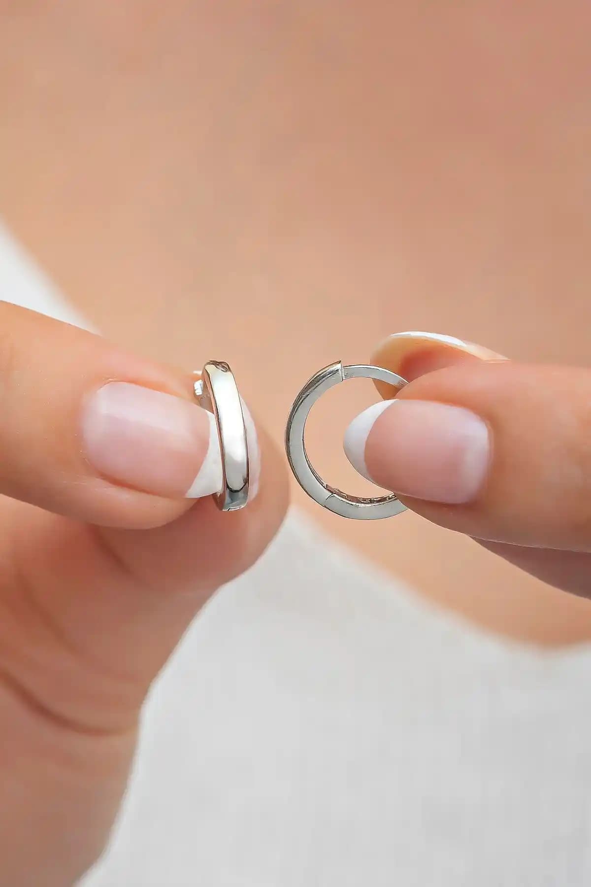 NEREZE Gümüş Küpe Karşılaştırması: Rodyumlu Halka ve Pırlanta Tektaş Modelleri