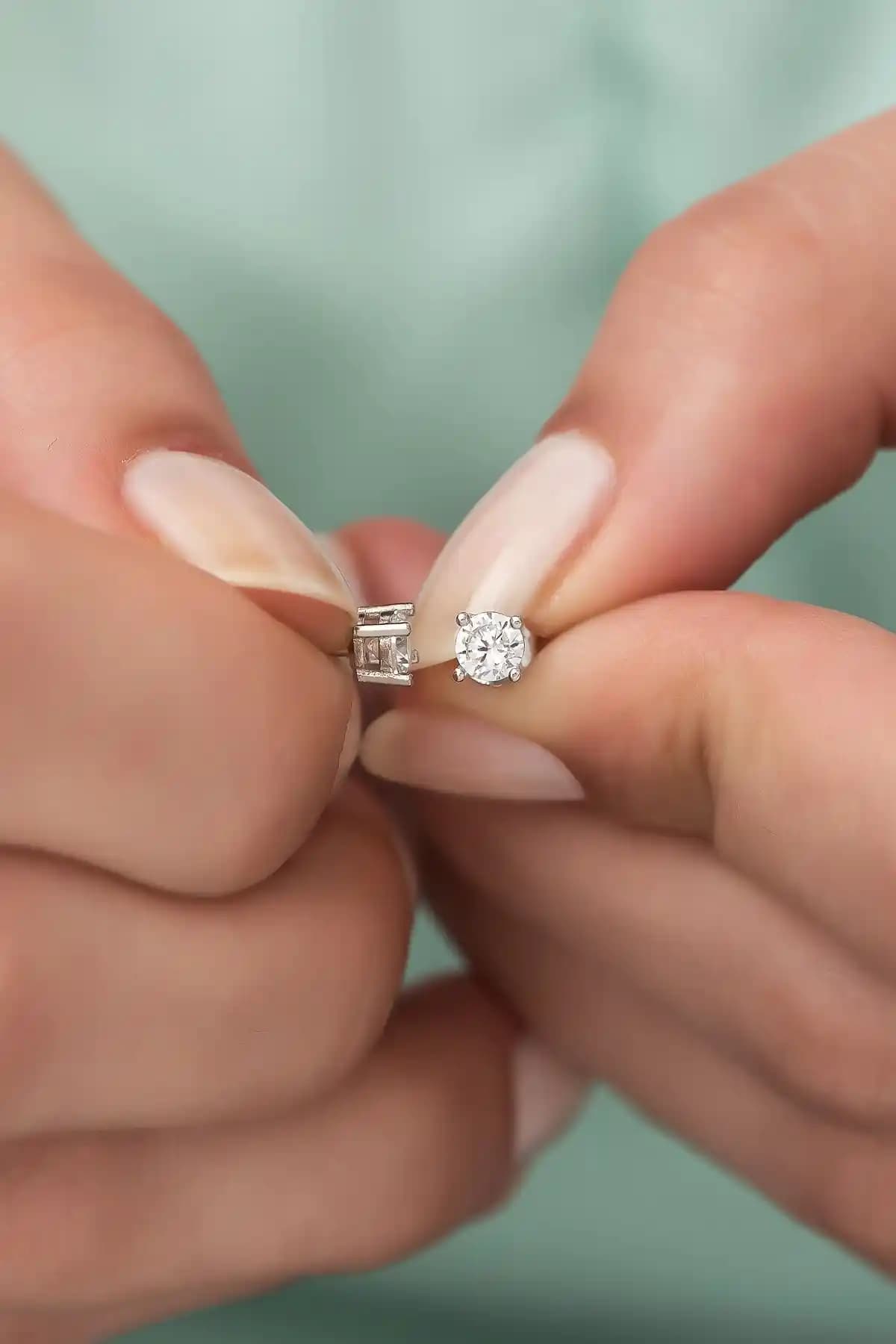 NEREZE Kadın 925 Ayar Gümüş Pırlanta Görünümlü Tektaş Küpe Şık ve Zarif Tasarım