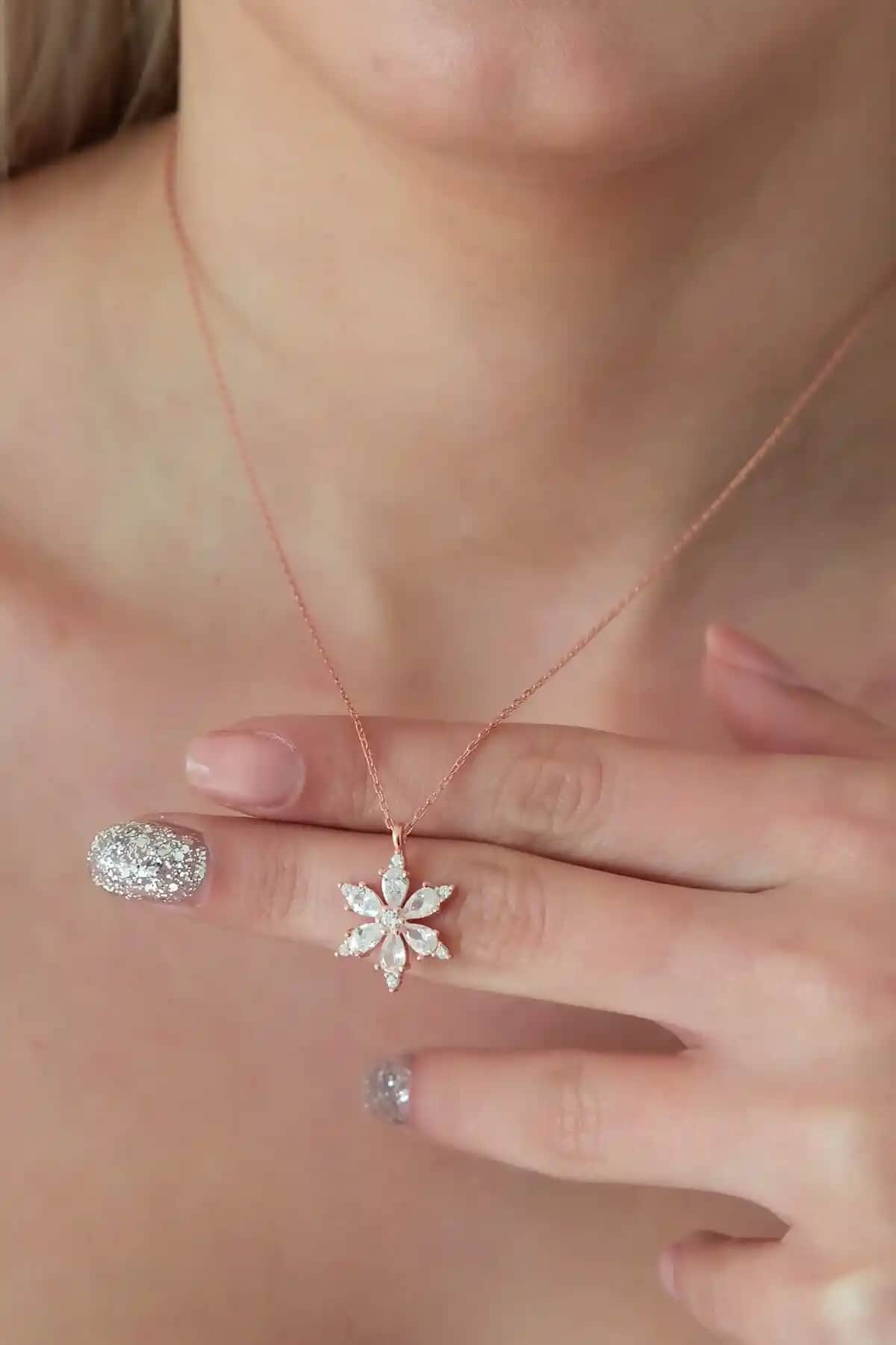 NEREZE Kadın Beyaz Taşlı Çiçek Gümüş Kolye - Zarif ve Şık Takı Seçenekleri