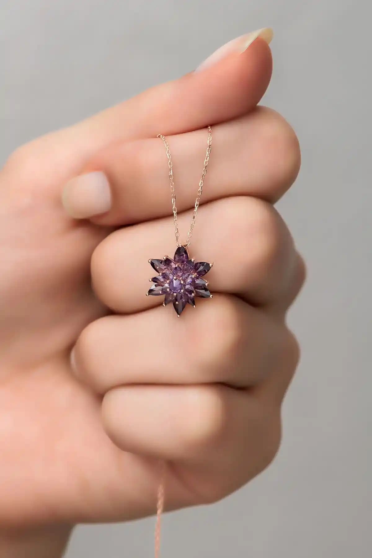 NEREZE Marka 925 Ayar Gümüş Kolye Karşılaştırması: Mor Lotus ve Manolya Modelleri