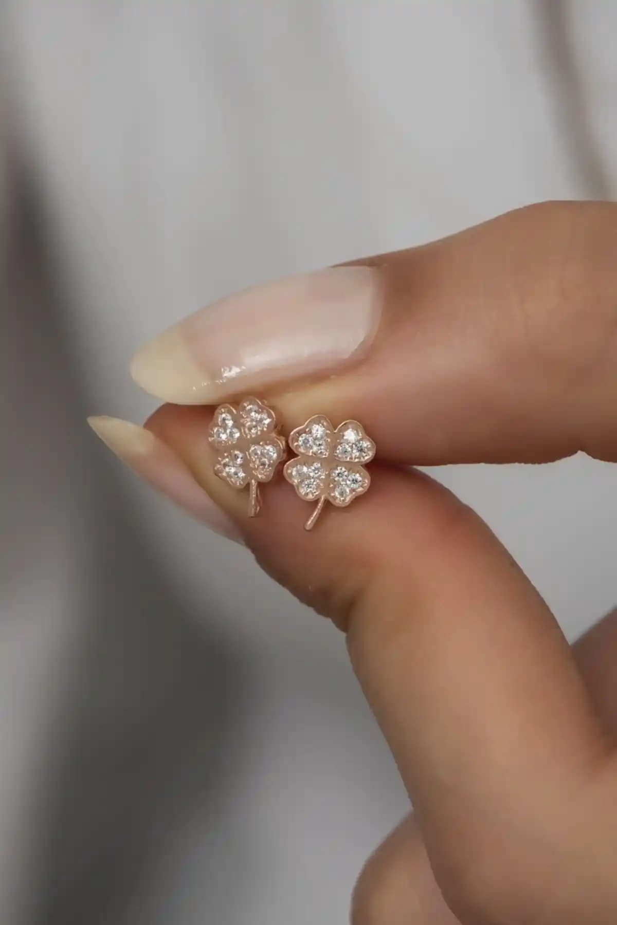 NEREZE Markasının 925 Ayar Gümüş Küpe Modellerinin Karşılaştırması ve Özellikleri