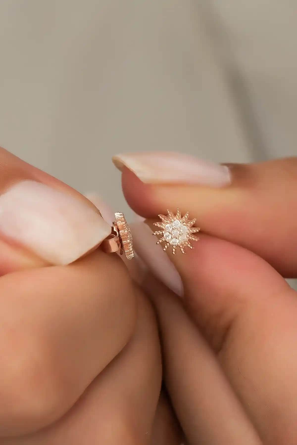 NEREZE markasının iki popüler gümüş küpesinin detaylı karşılaştırması ve seçim ipuçları