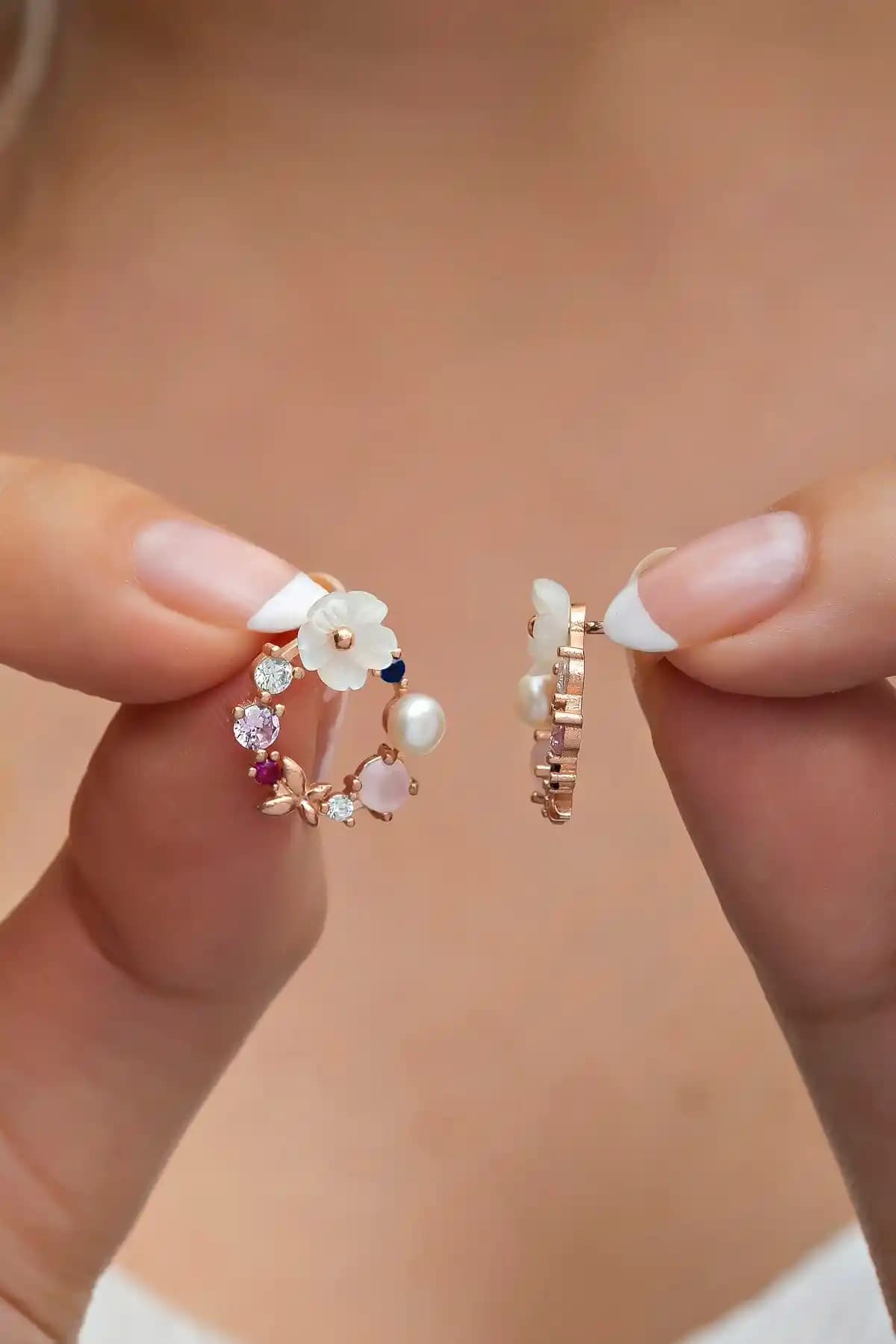 NEREZE'nin Şık Gümüş Küpe Modelleri: Manolya Çiçeği ve Kelebek Tasarımları