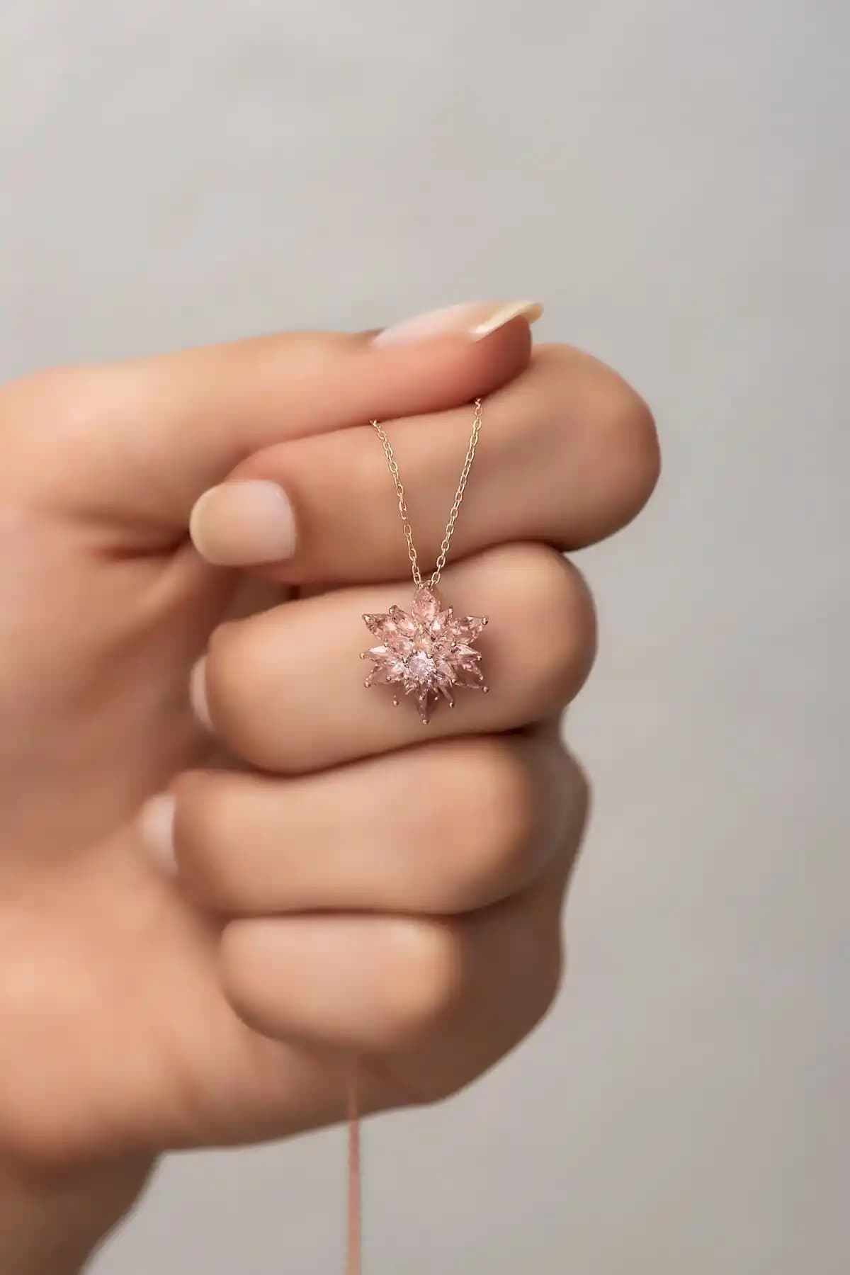 NEREZE ve Silvano Jewelry Pembe Lotus Kolye Karşılaştırması 925 Ayar Güçlü Takılar