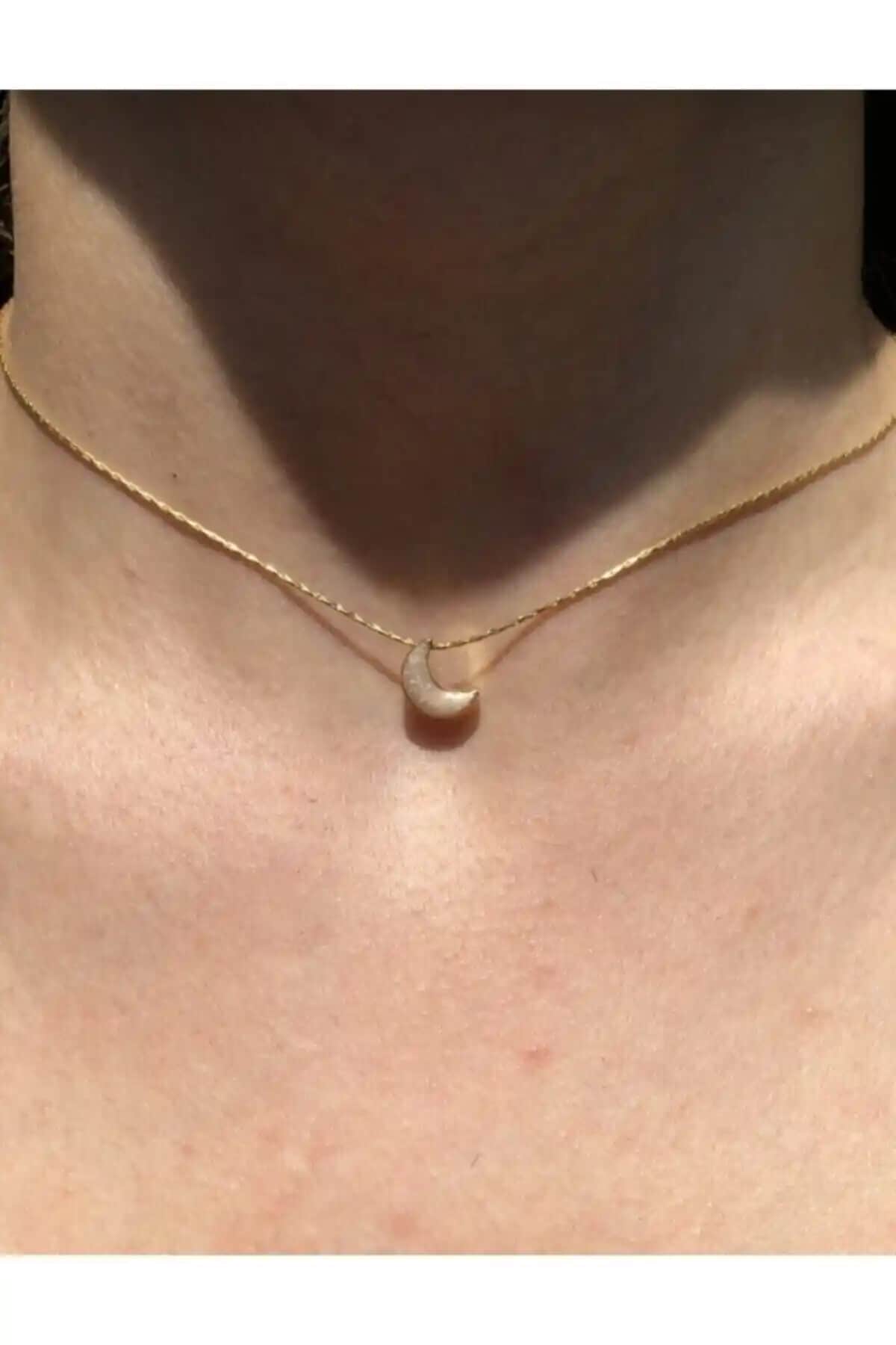 NurCollection Kadın Altın Kaplama Sedef Hilal Ay Kolye - Zarif ve Anlamlı Takı Parçası