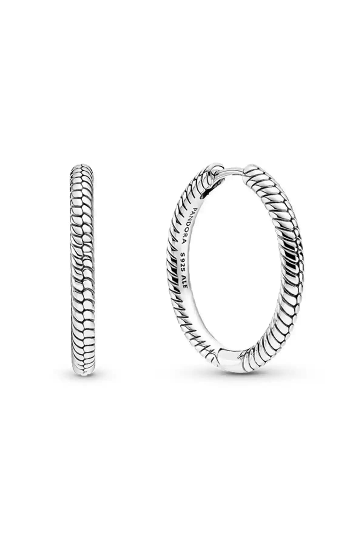 Pandora Moments Charm Halka Küpe: Şıklık ve Zarafetin Modern Temsilcisi