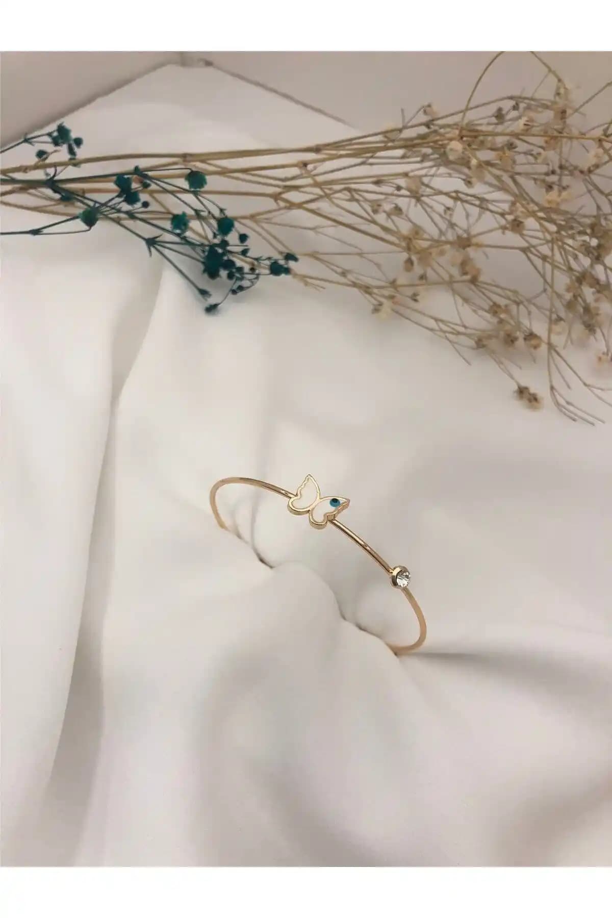 Pelin Aksesuar Kelebekli Taşlı İnce Bileklik Şıklık ve Zarafeti Bir Arada Sunar