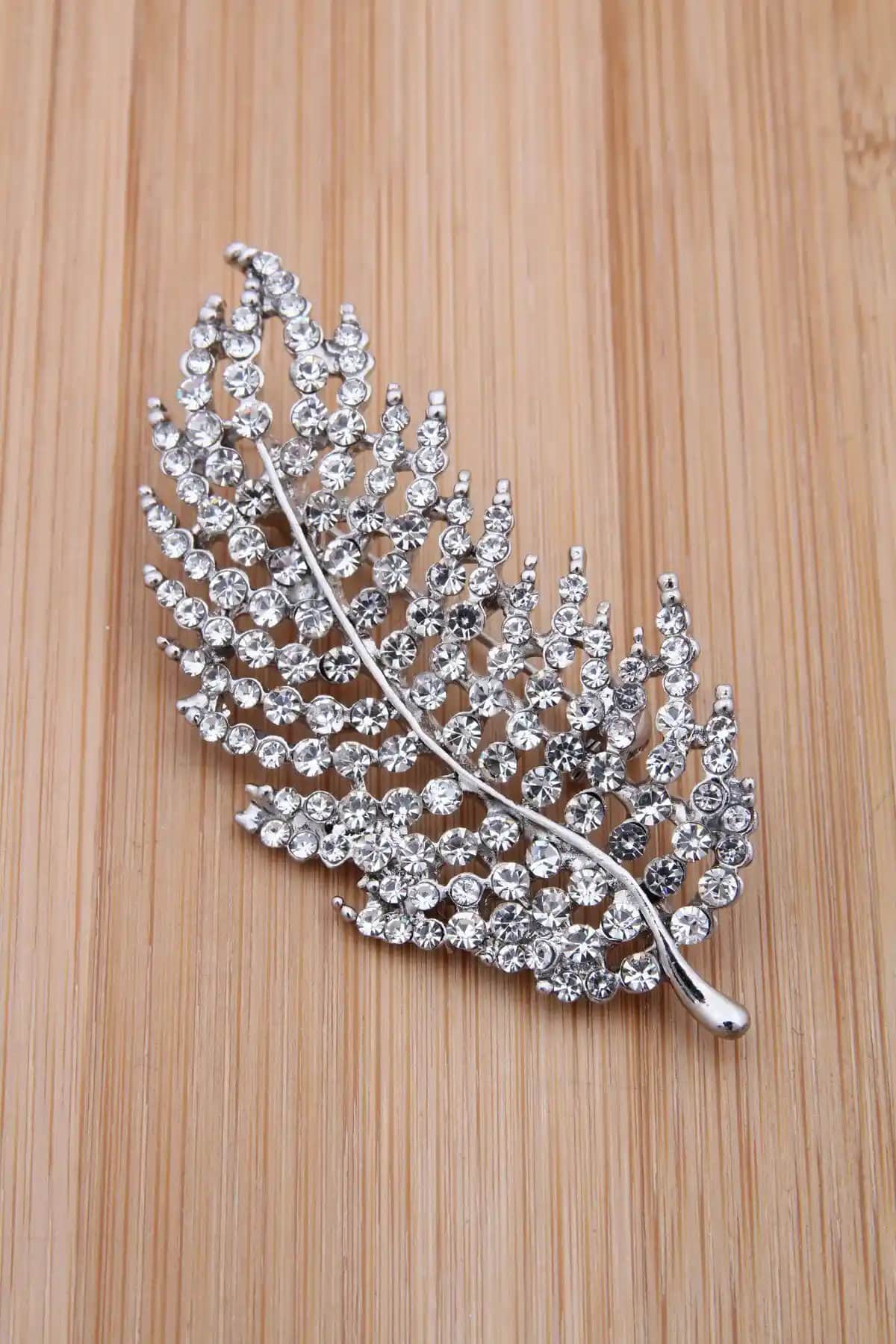 Pelin Aksesuar Silver Taşlı Tüy Şekilli Broş: Zarafet ve Şıklık İçin Modern Tasarım
