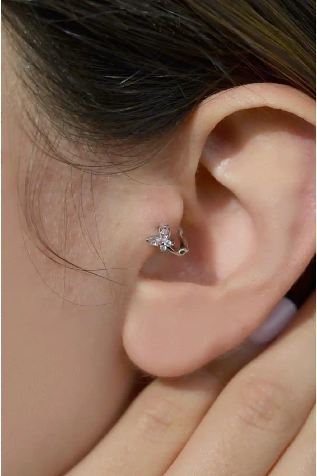 Pembe Kelebek Tragus Piercing: Şık ve Dayanıklı Kıkırdak Takısı