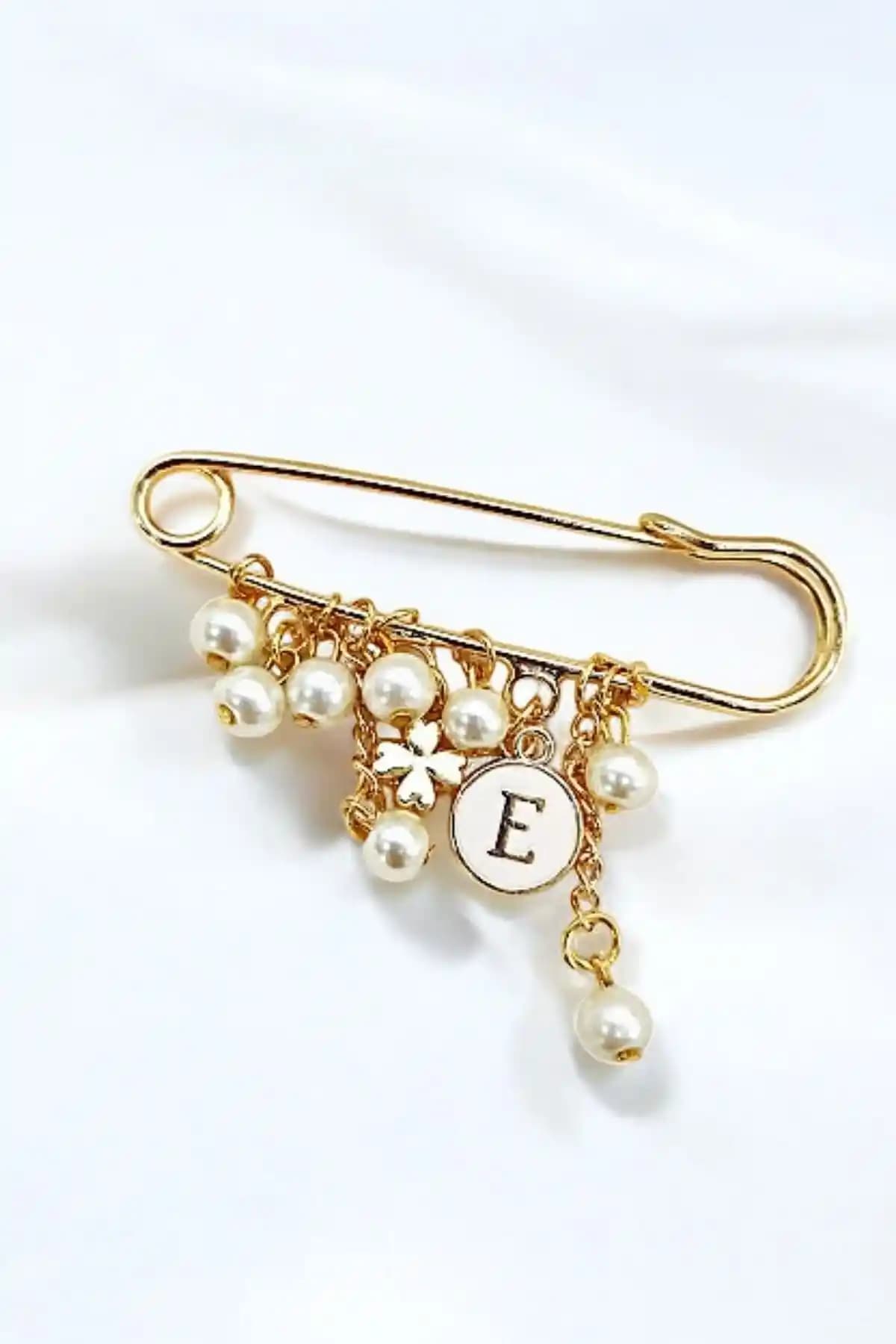 PETEK AKSESUAR Broş Karşılaştırması: Yonca ve Nazar Göz Tasarımları Hakkında Detaylar