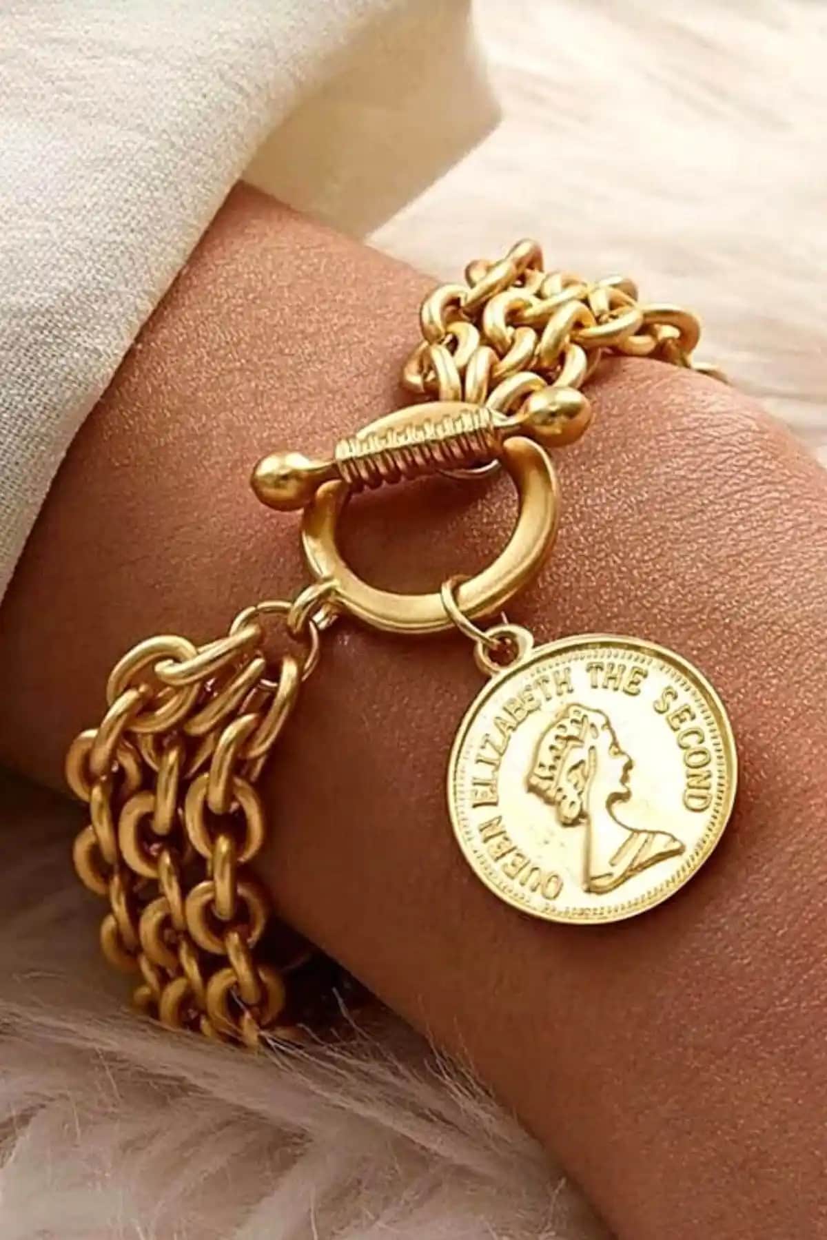 PETEK AKSESUAR Gold Kaplama Çoklu Zincir Madalyon Bileklik: Şıklık ve Zarafetin Modern Kombini