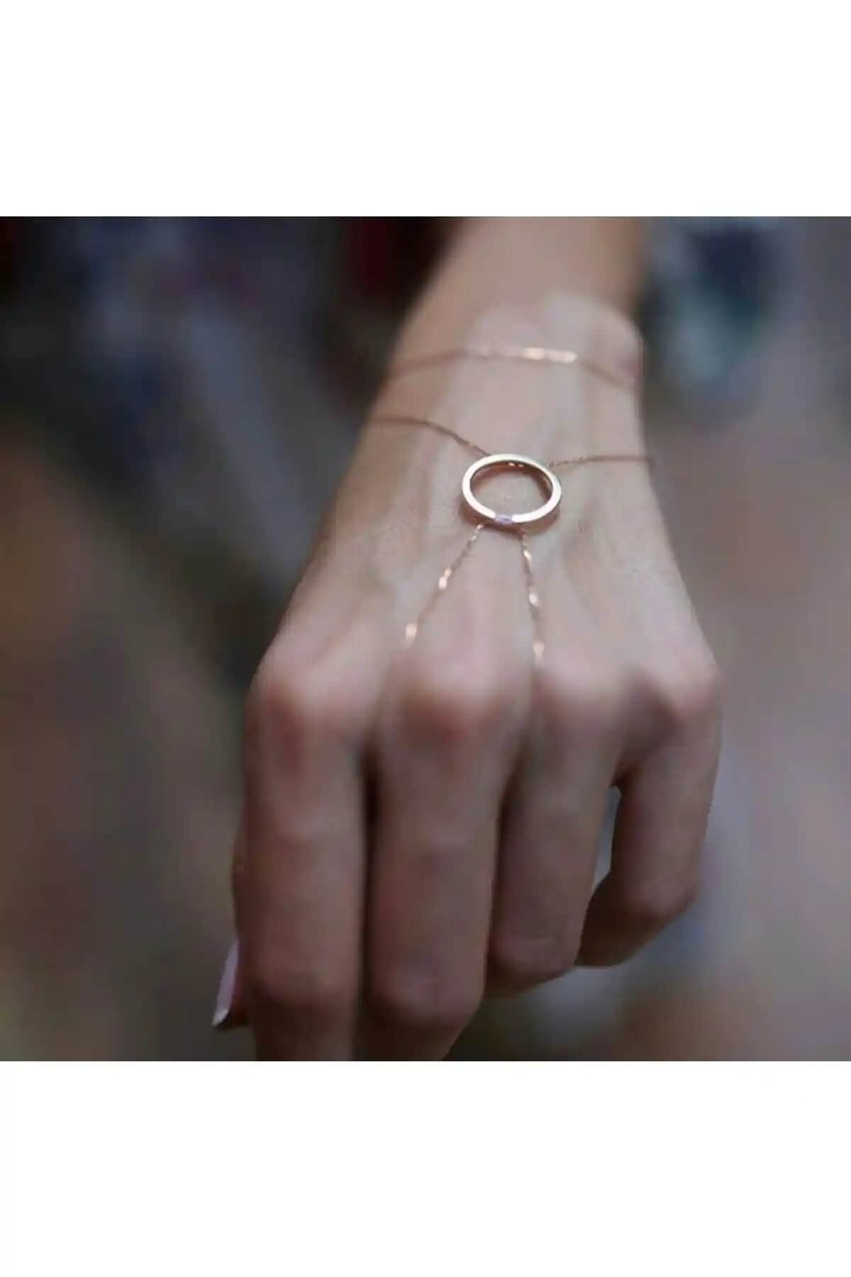 Pop Up Store 14K Altın Geometrik Detaylı El Aksesuarı Modern Şıklık ve Zarafetin Temsilcisi