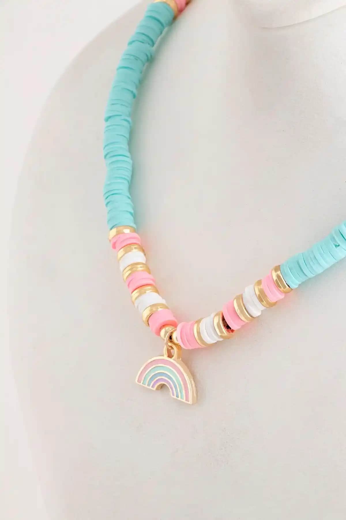 Renkli ve Benzersiz Gökkuşağı Figürlü Fimo Kolye: El Yapımı Şık Aksesuarlar