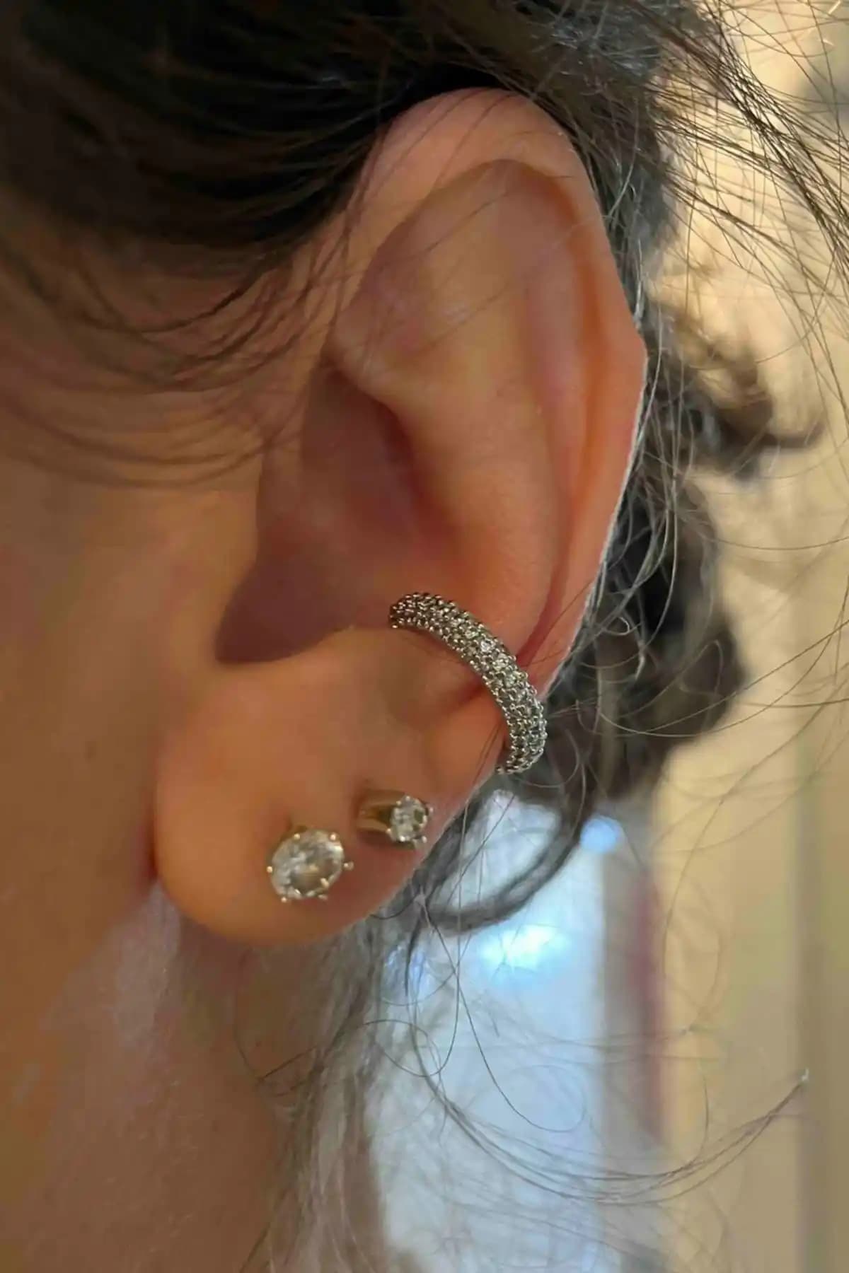 Ressia Güçlü Kaplama Zirkon Taşlı Kıkırdak Küpe Şıklık ve Dayanıklılığı Bir Arada Sunar