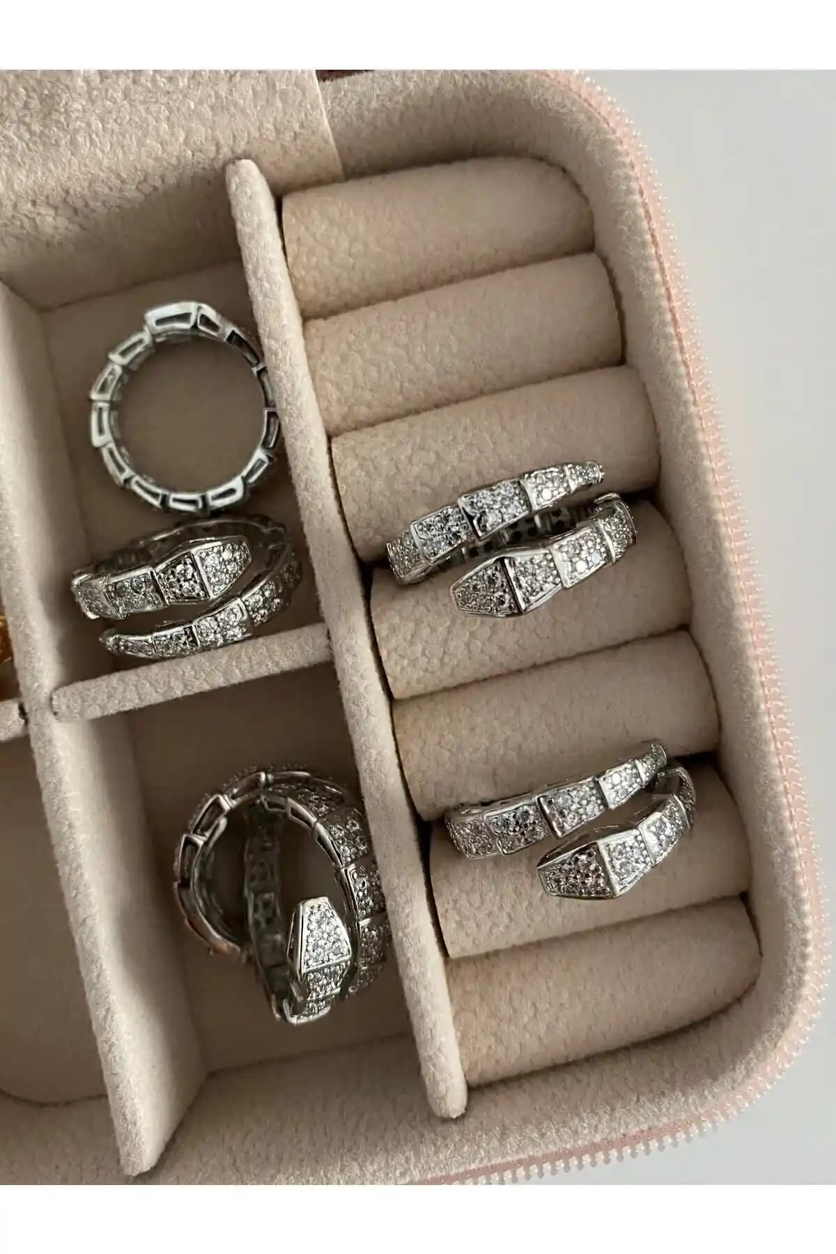 Ringbox Güçlü ve Şık Renkli Taşlı Yılan Yüzük - Zarafet ve Tarzın Simgesi