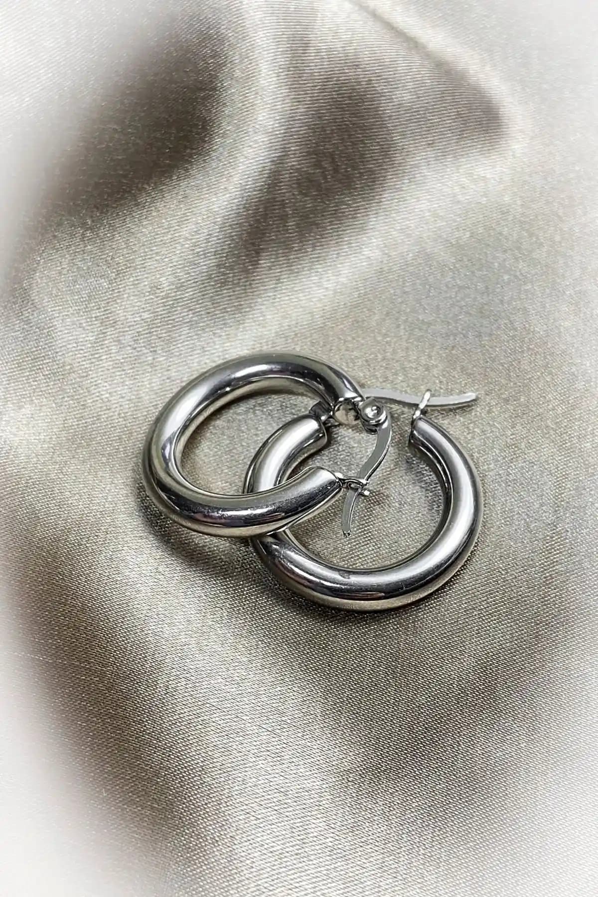 Roshel Çelik Kararmaz Bombeli Halka Küpe: Şık ve Dayanıklı Kadın Aksesuarı