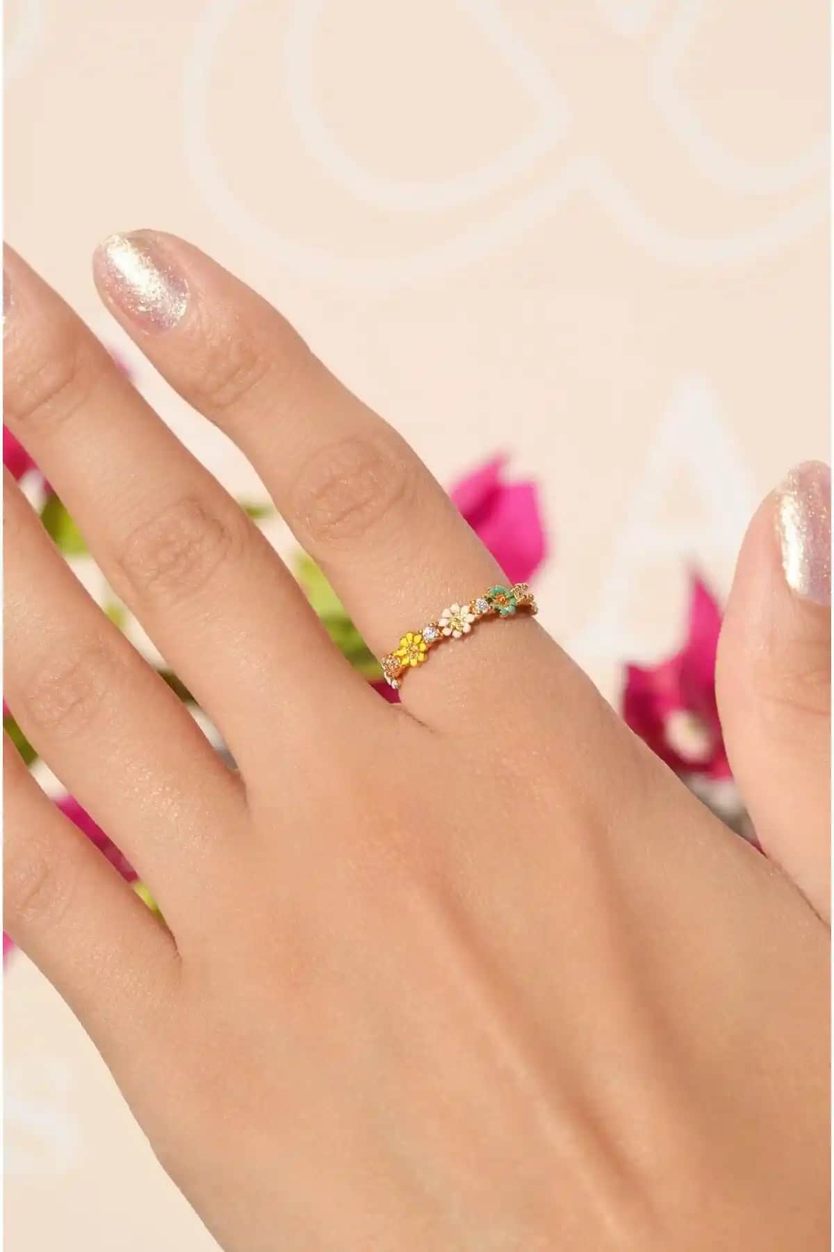 Sacce Renkli Çiçek ve Modern Eklem Yüzüğü Karşılaştırması Detaylı İnceleme