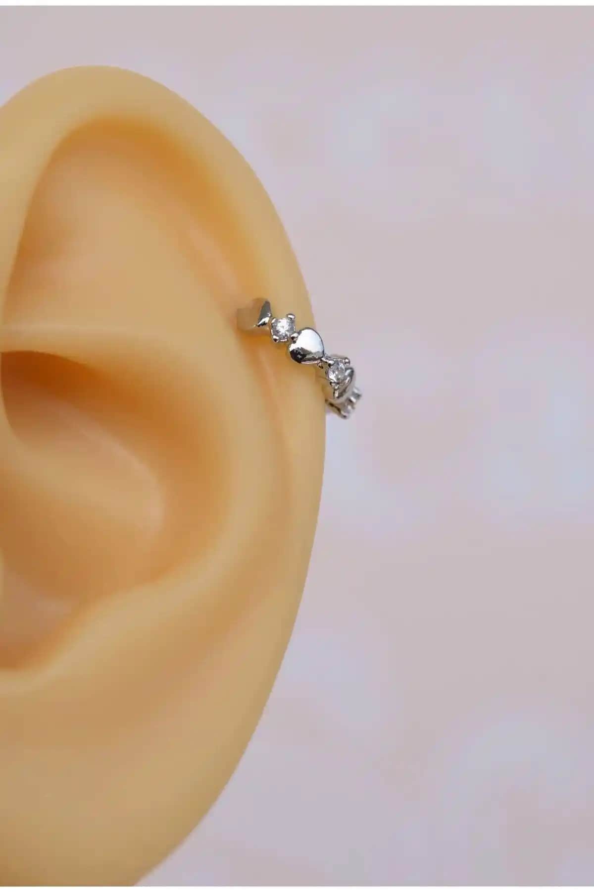 Sacce Scarves & Accessories Mini Kalpli İnce Halka Tragus Piercing ile Şıklığınızı Tamamlayın