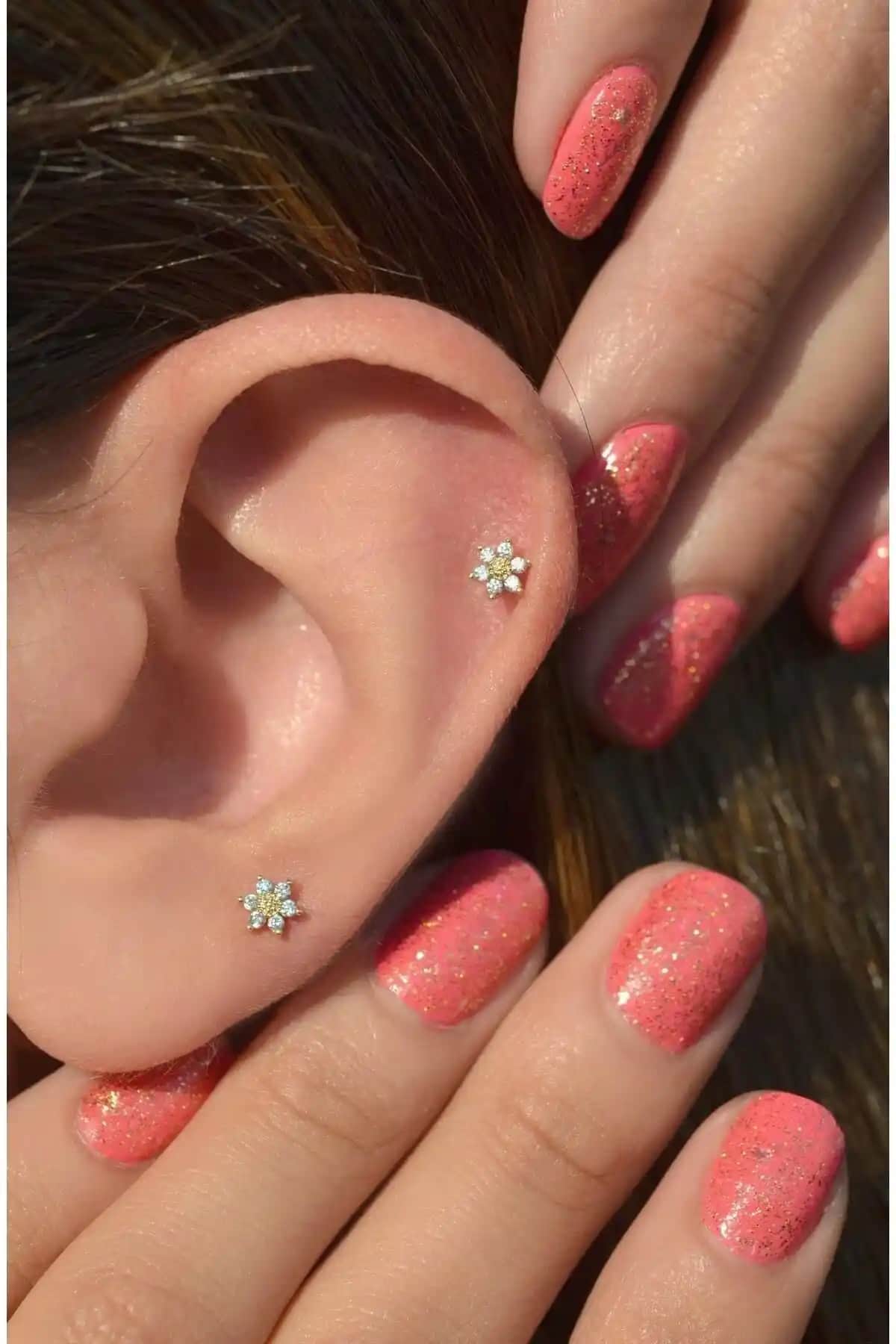 Sacce Scarves Gold Mini Çiçek Piercing ile Zarafet ve Trend Yansıması