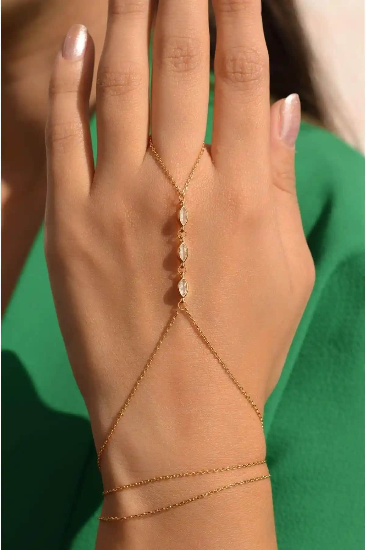 Sacce Üç Taşlı Şahmeran Damla Taşlı Aksesuarı Şıklık ve Dayanıklılığıyla Öne Çıkar