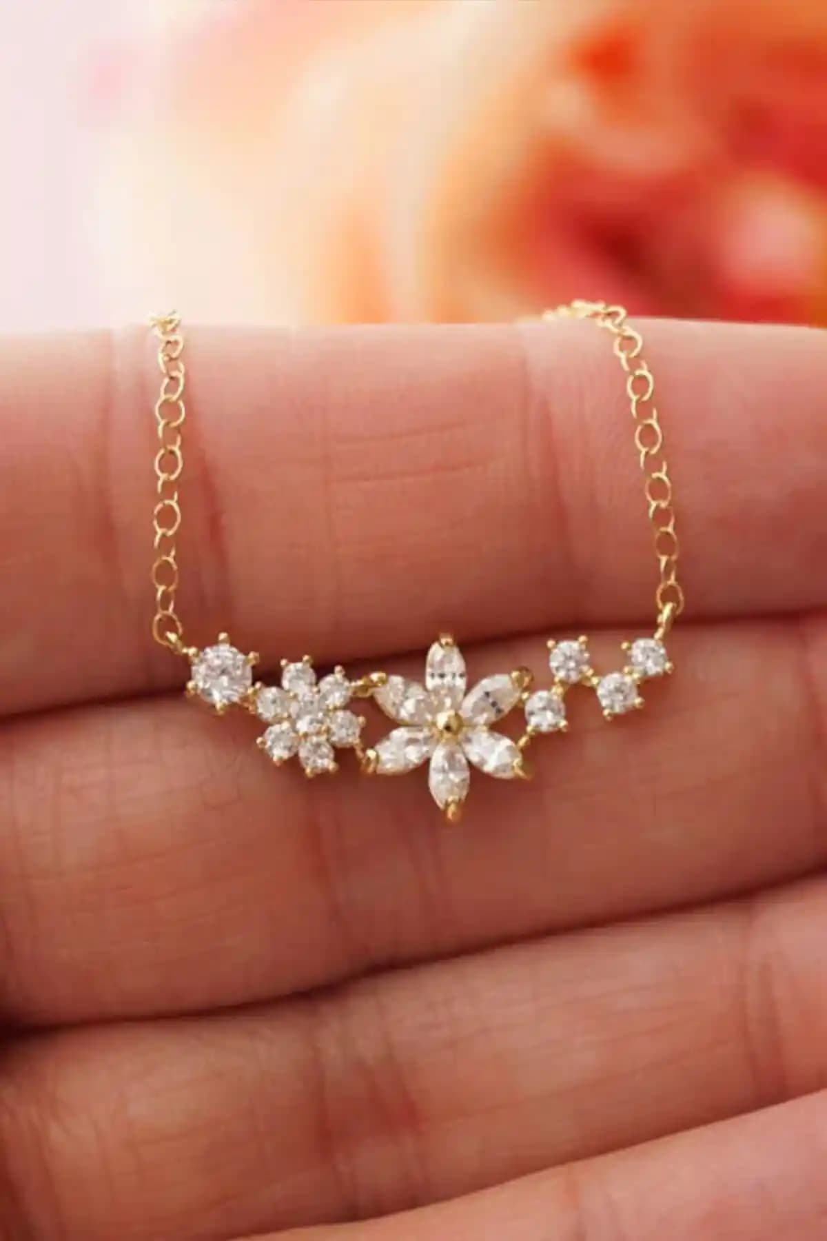 Sahira Jewelry Kolye Karşılaştırması: Beyaz Unutma Beni ve Renkli Renkli Taşlı Modeller