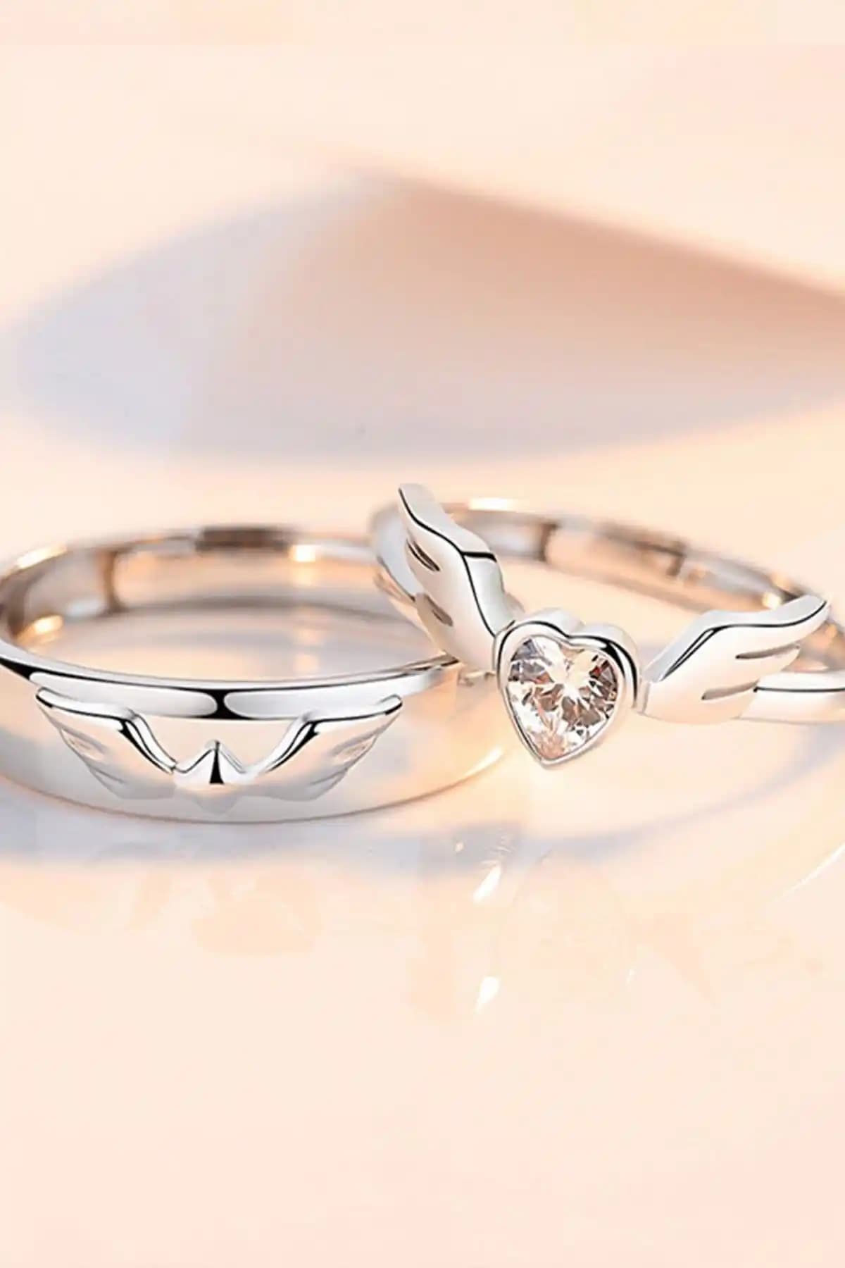 Sahira Jewelry'nin Melek Motifli Çift Alyans Yüzüğü Zarif ve Dayanıklı Tasarımıyla Öne Çıkıyor