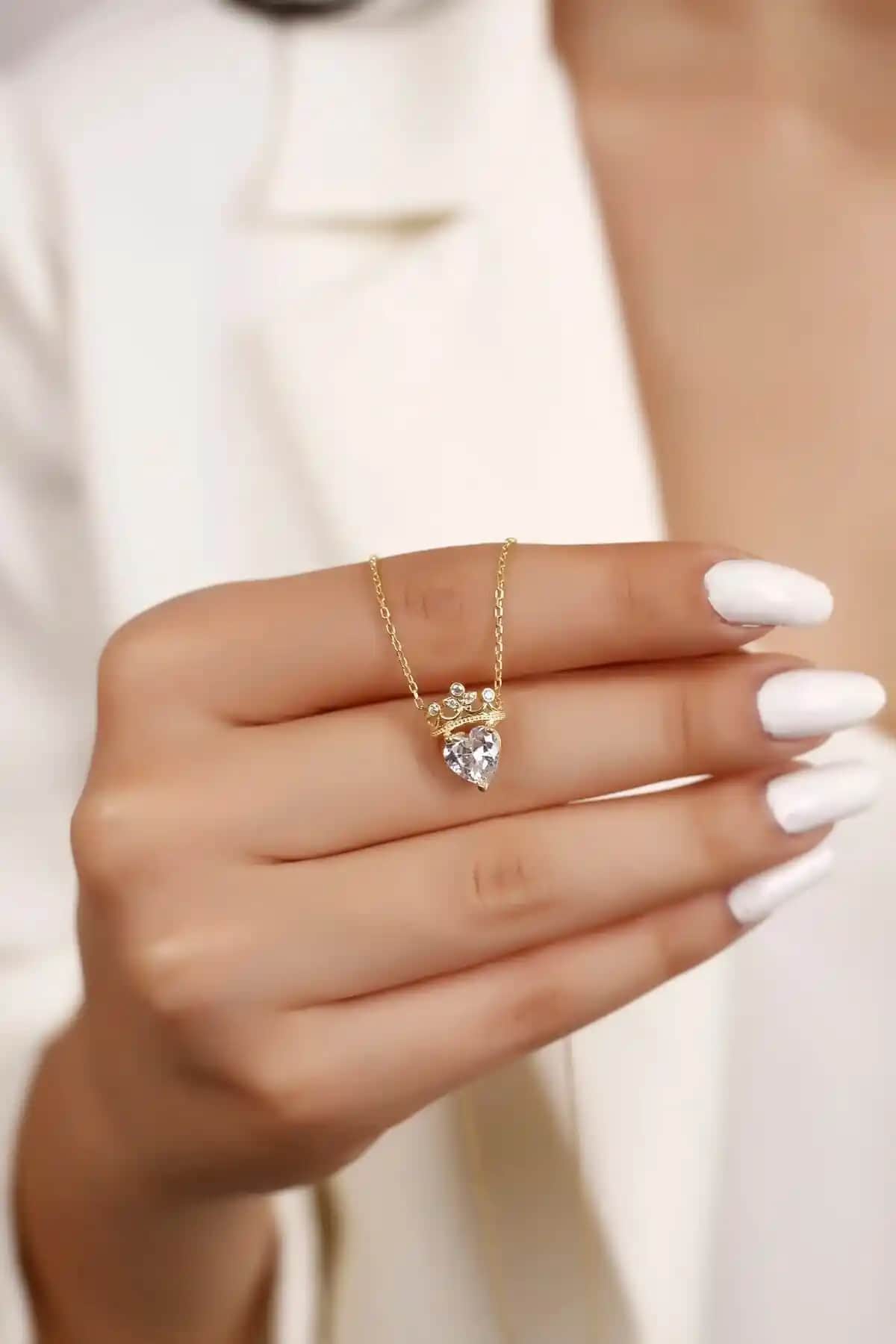 Sarıaslan 925 Ayar Gümüş Kraliçe Kolye: Zarif ve Dayanıklı Takı Tasarımı