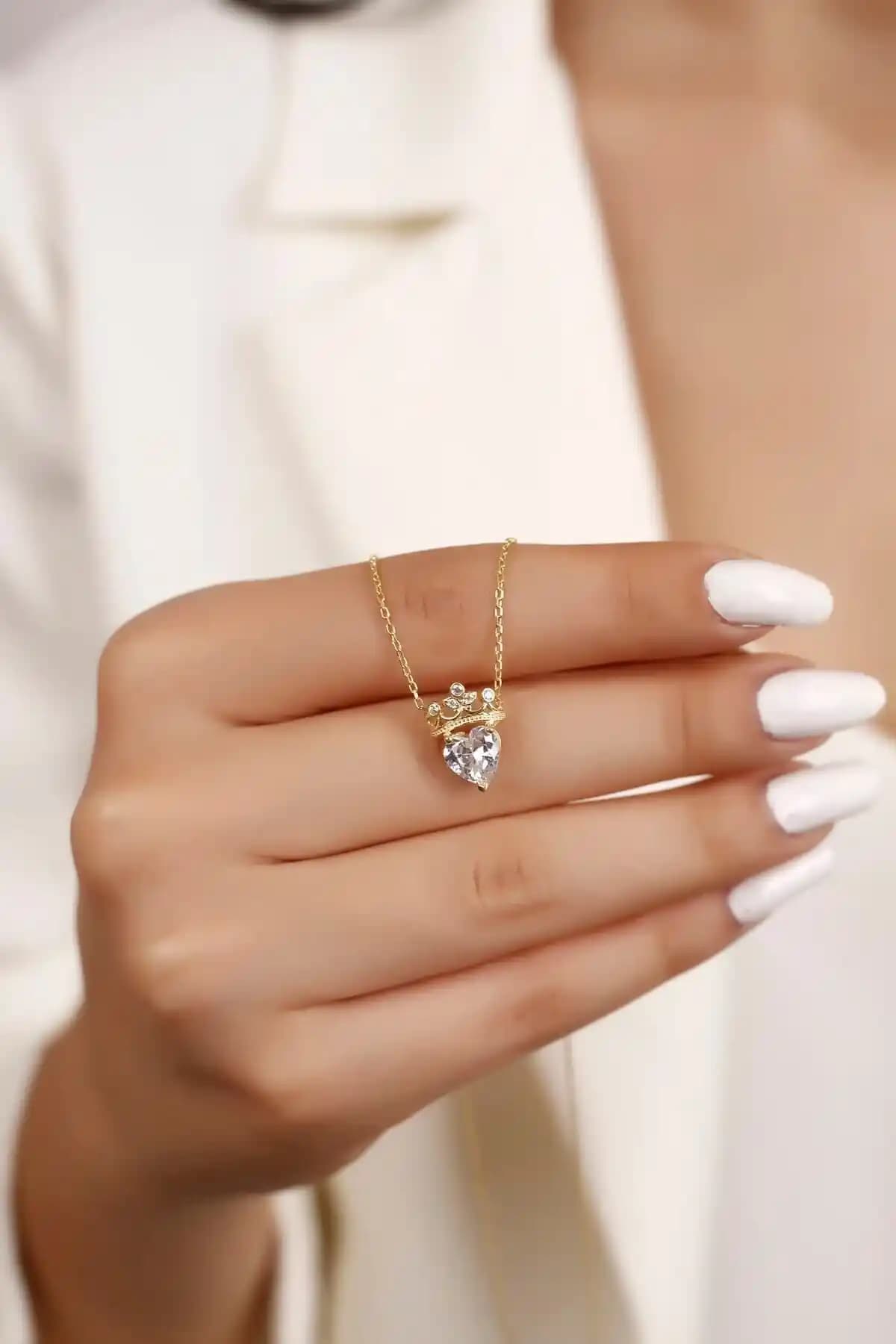 Sarıaslan 925 Ayar Gümüş Kraliçe Kolye: Zarif ve Dayanıklı Takı Tasarımı