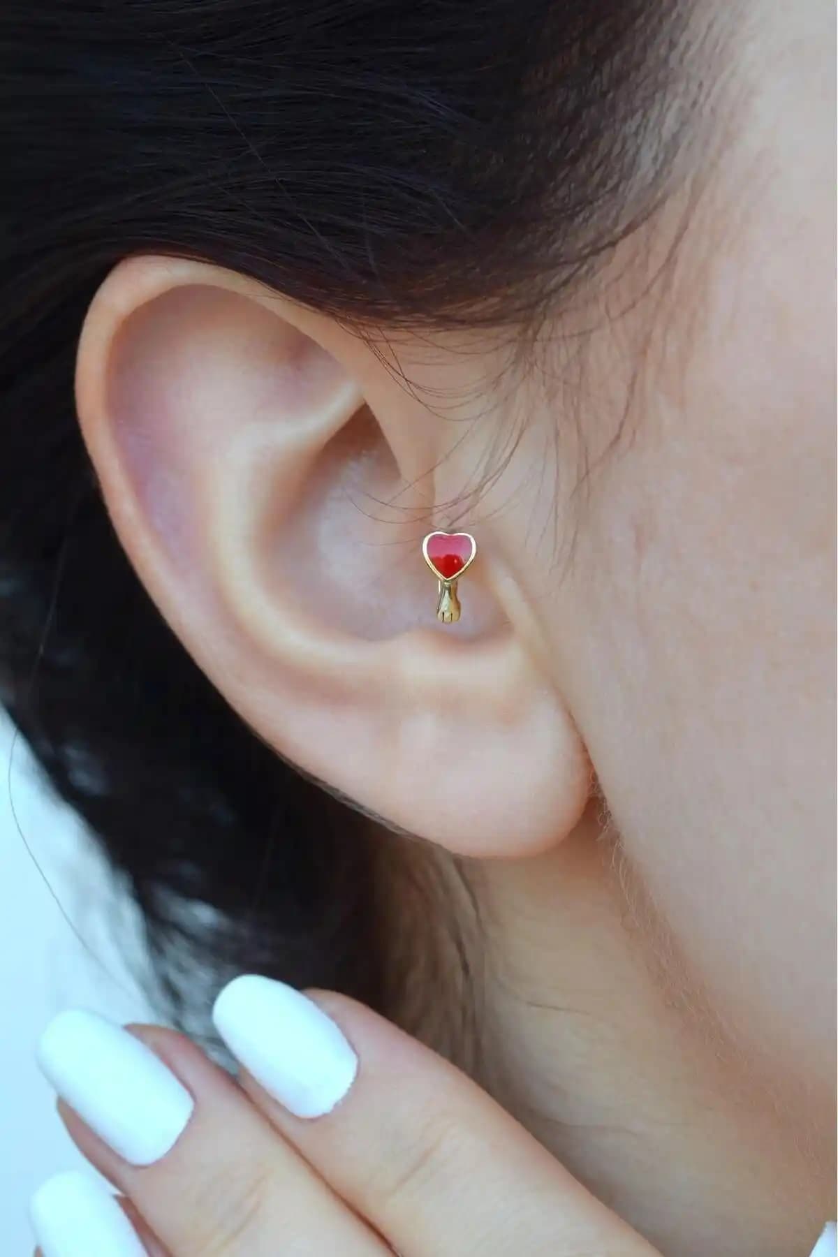 Şık ve Dayanıklı Tragus Piercing: Rodyum Kaplama ve Minimal Tasarım