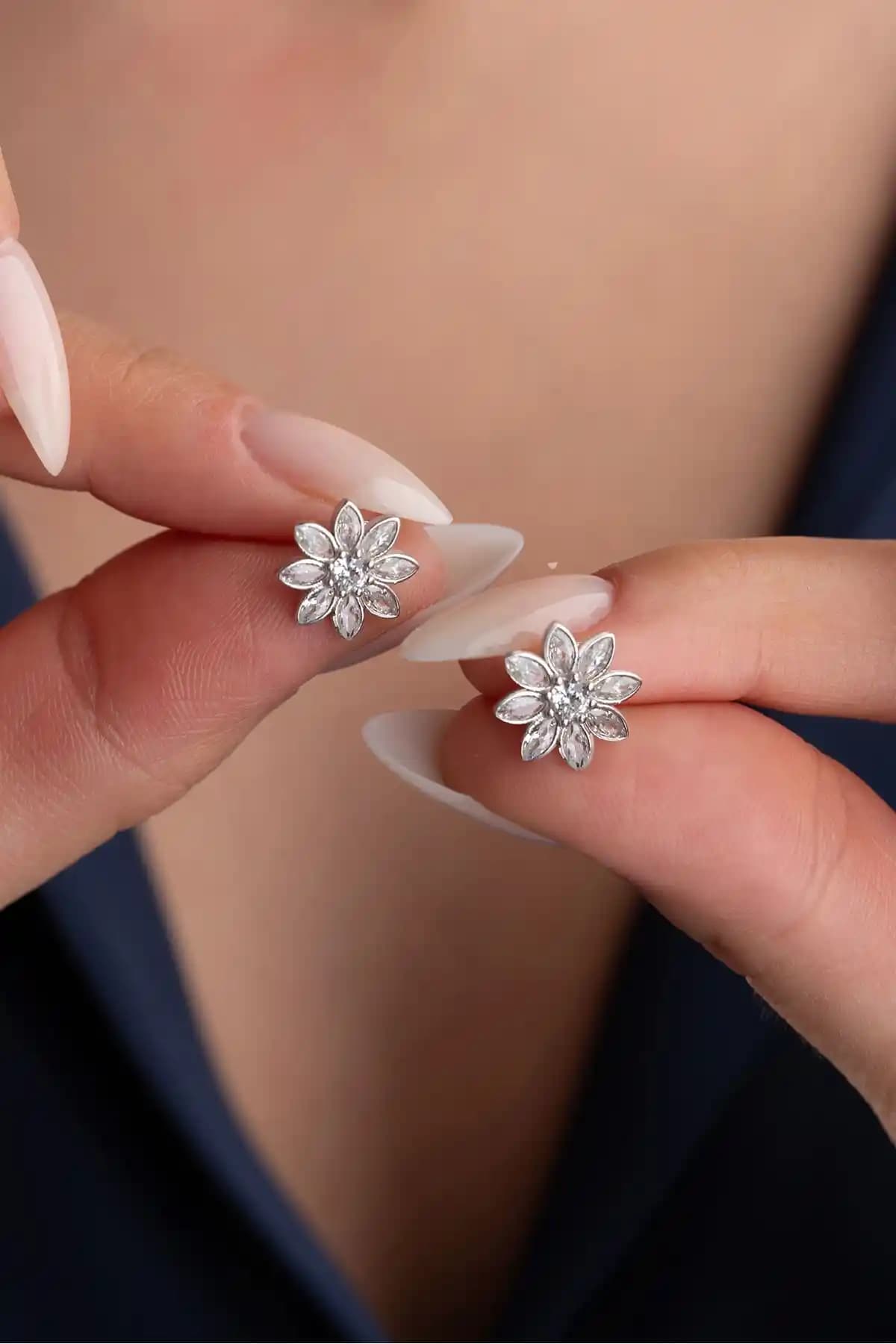 Silvano Jewelry 925 Ayar Gümüş Beyaz Taşlı Lotus Küpe Zarif ve Dayanıklı Takı Seçeneği