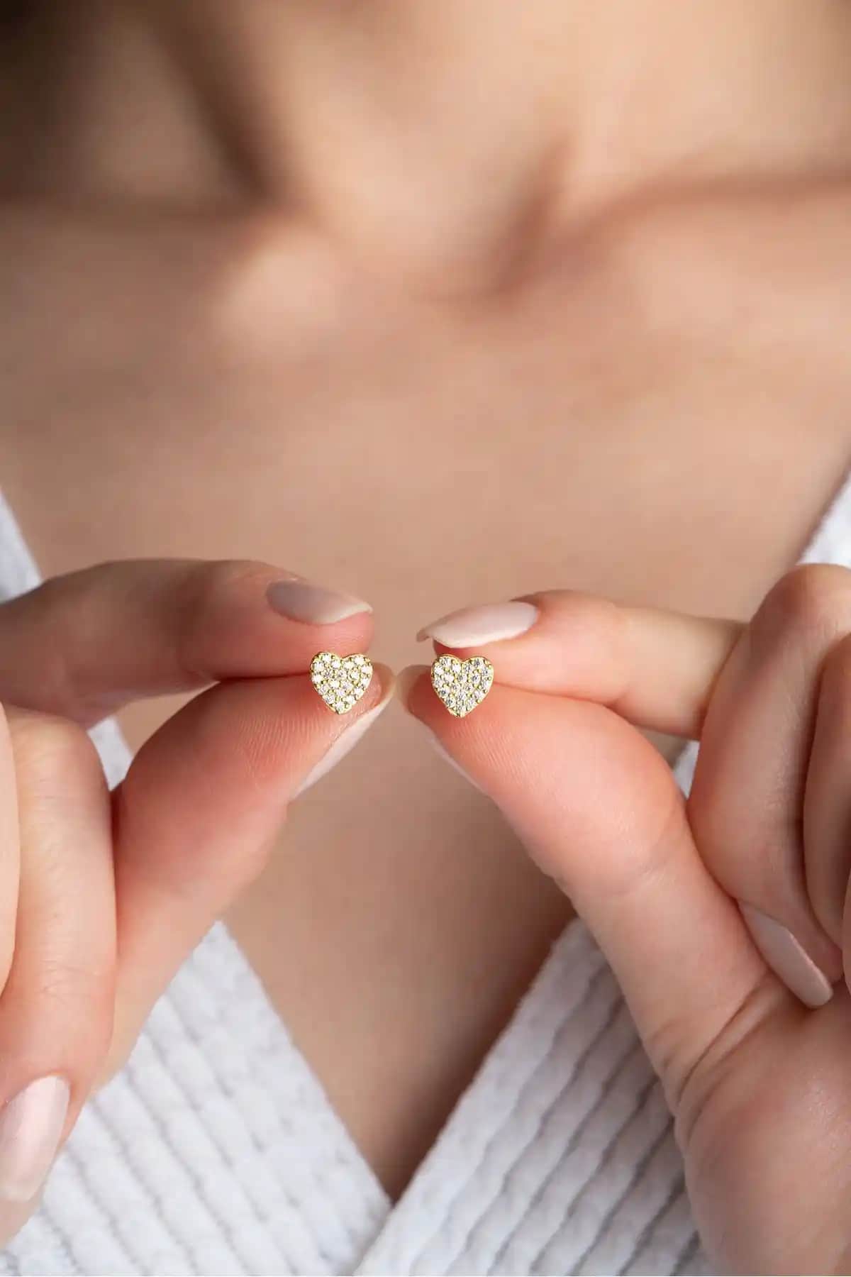 Silvano Jewelry 925 Ayar Gümüş Minik Kalp Küpe Zarif ve Şık Tasarım Özellikleri