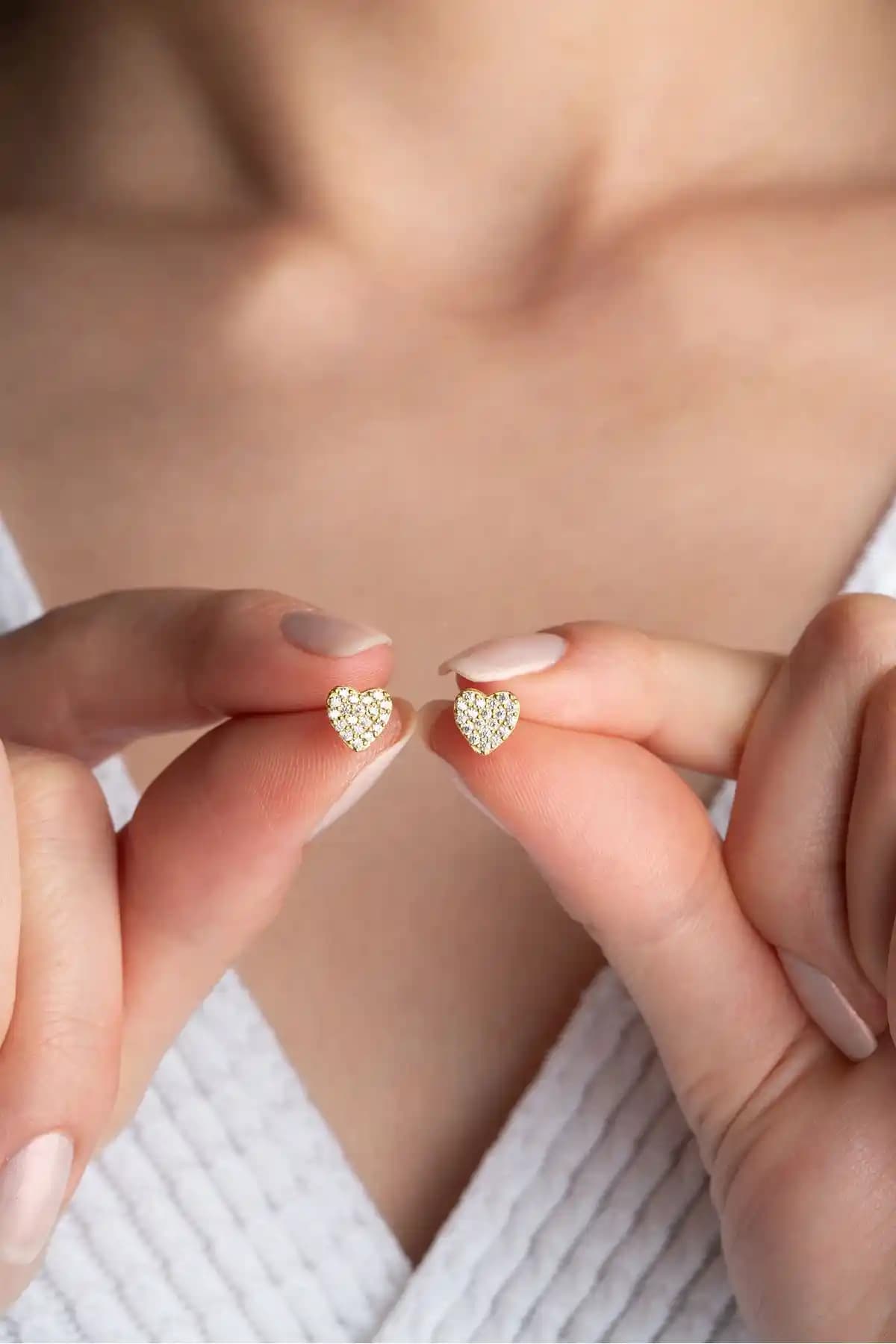 Silvano Jewelry 925 Ayar Gümüş Minik Kalp Küpe Zarif ve Şık Tasarım Özellikleri