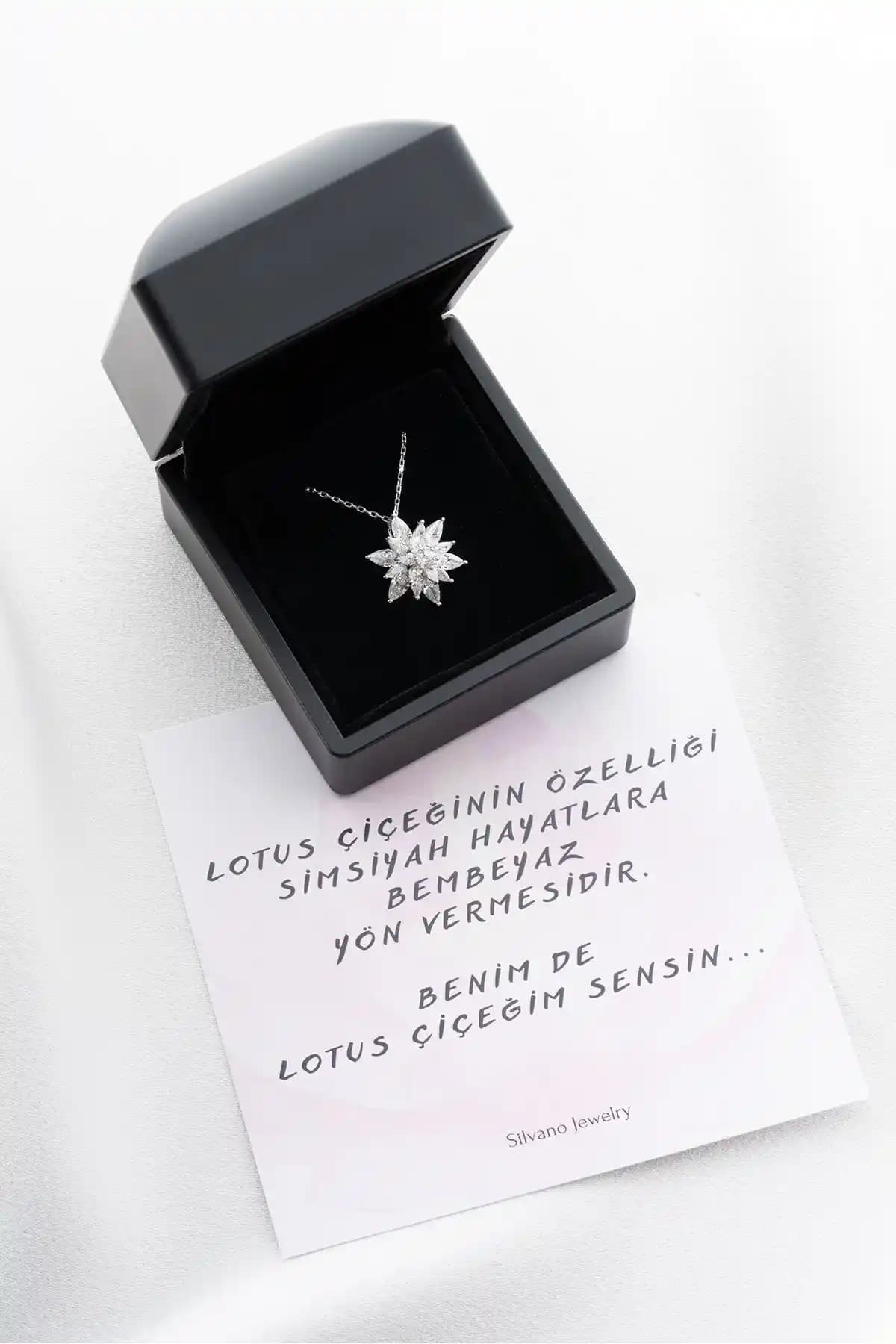 Silvano Jewelry ve WeisSilver Lotus Kolye Karşılaştırması: Tasarım ve Özellikler