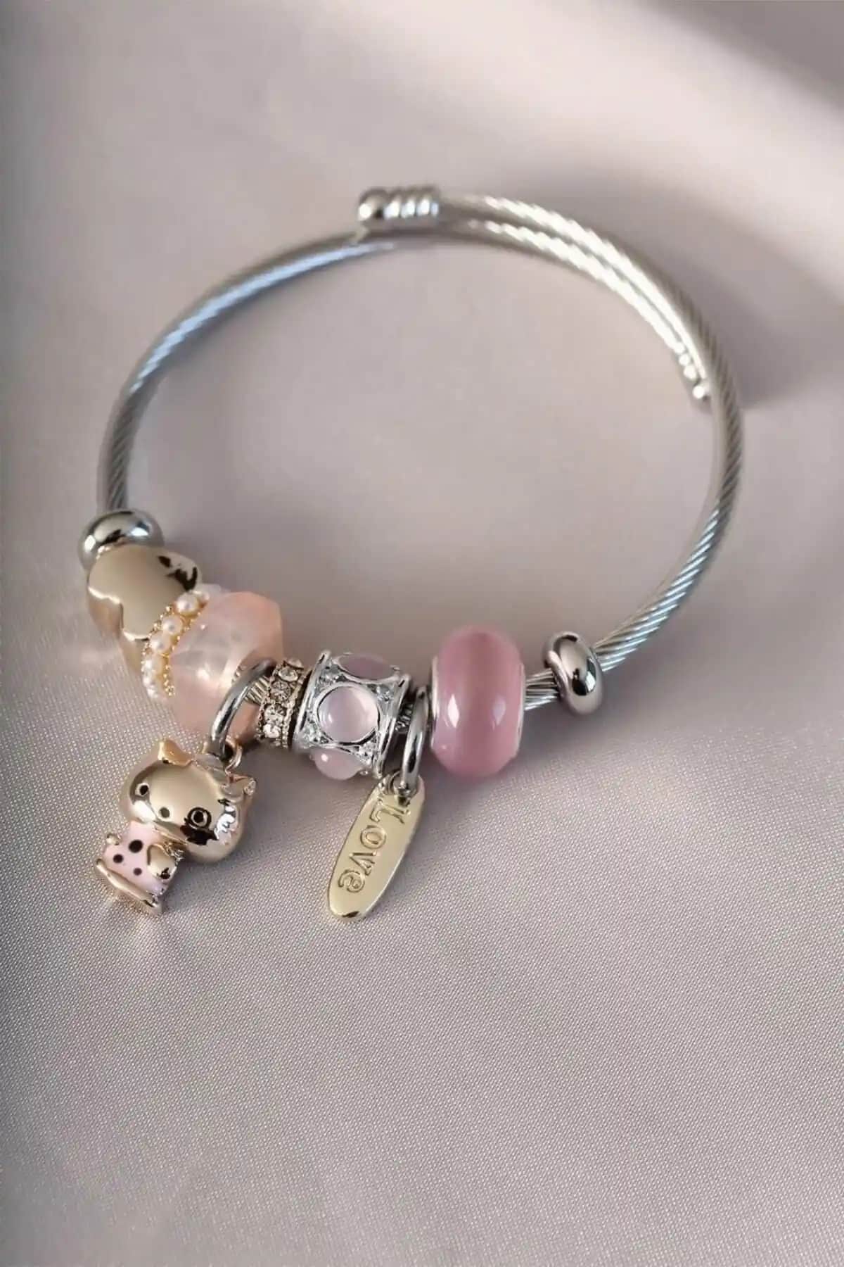 Simay Aksesuar Çelik Charm Bileklik Pembe Hello Kitty Detaylarıyla Şıklığınızı Tamamlar