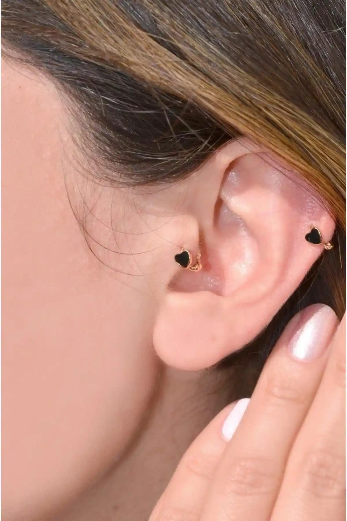 Siyah Kalpli Halka Tragus Piercing: Şık ve Sağlıklı Kulak Aksesuarı Ürünü