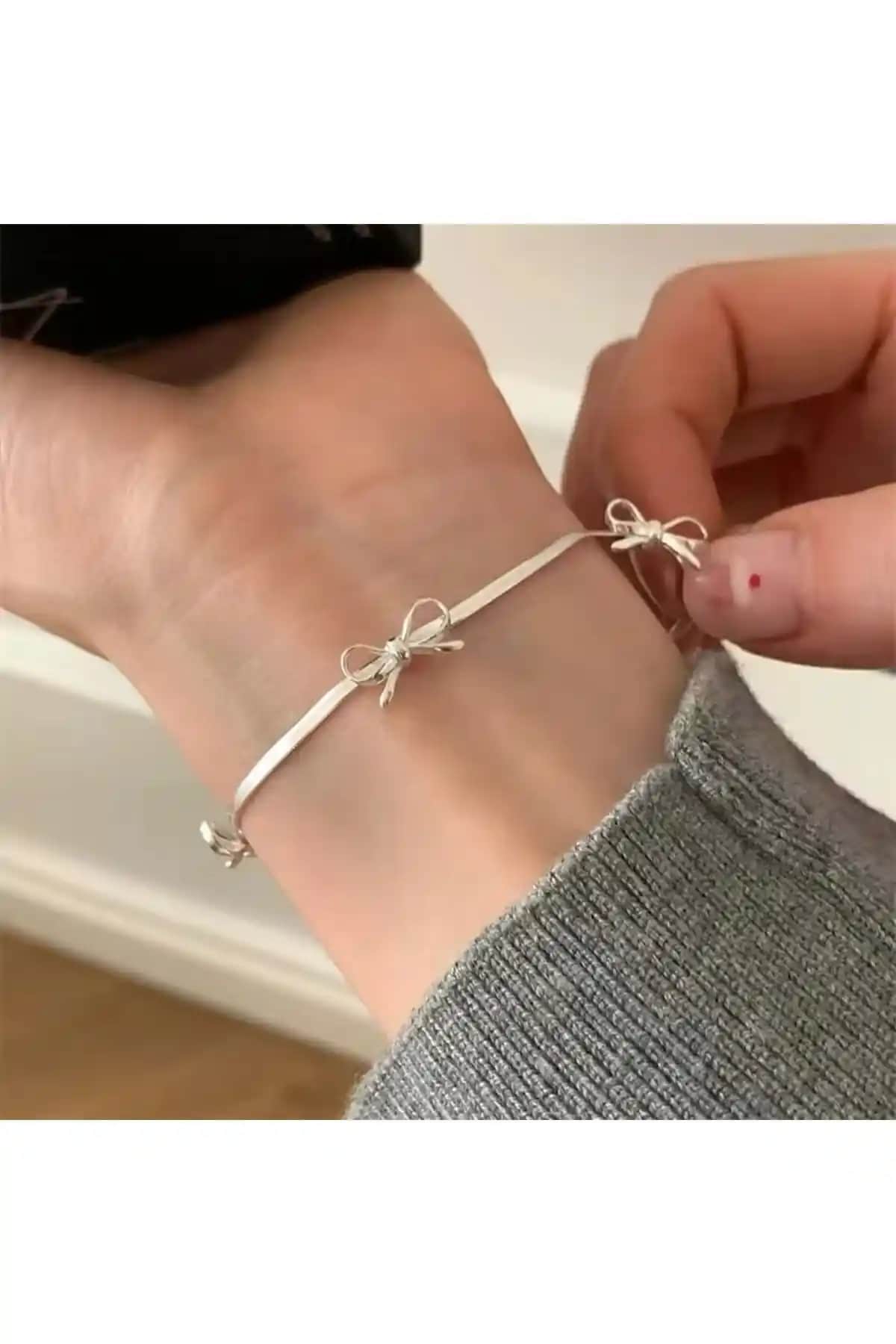 SleyShop Fiyonk Coquette Ribbon Zincir Bileklik: Zarif ve Şık Kadın Aksesuarı