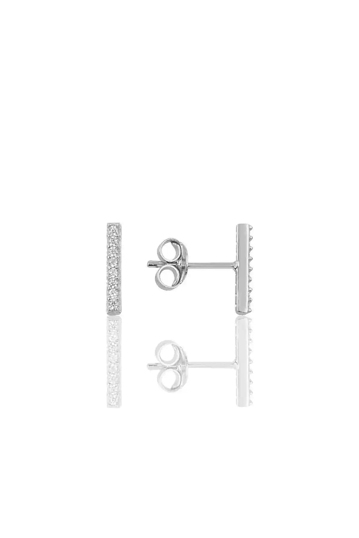 Söğütlü Silver Gü<müş> Rodyumlu Çizgi Küpe 925 ayar gümüş ve zirkon detaylarıyla şıklık sunar