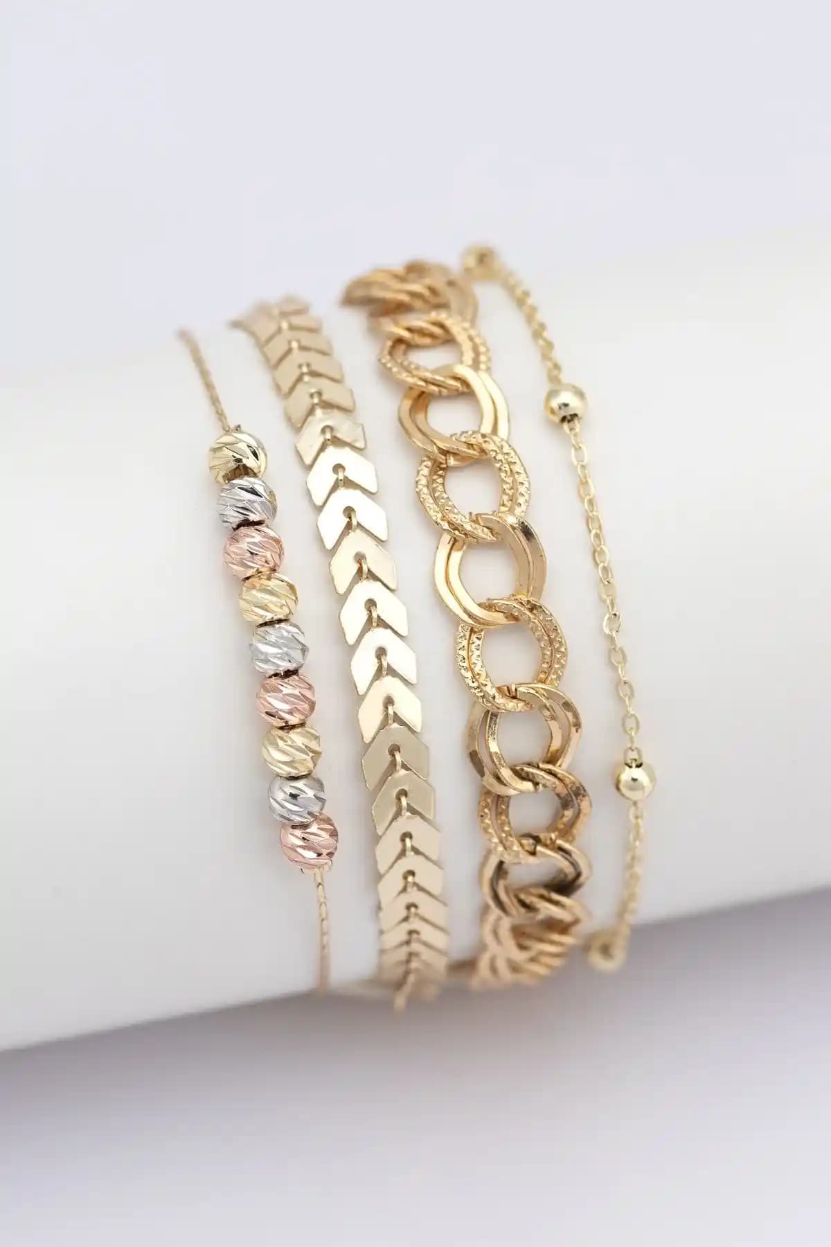 Sortie Aksesuar Bileklikleri Karşılaştırması: Zincir Figürlü ve Mavi Boncuklu Setler