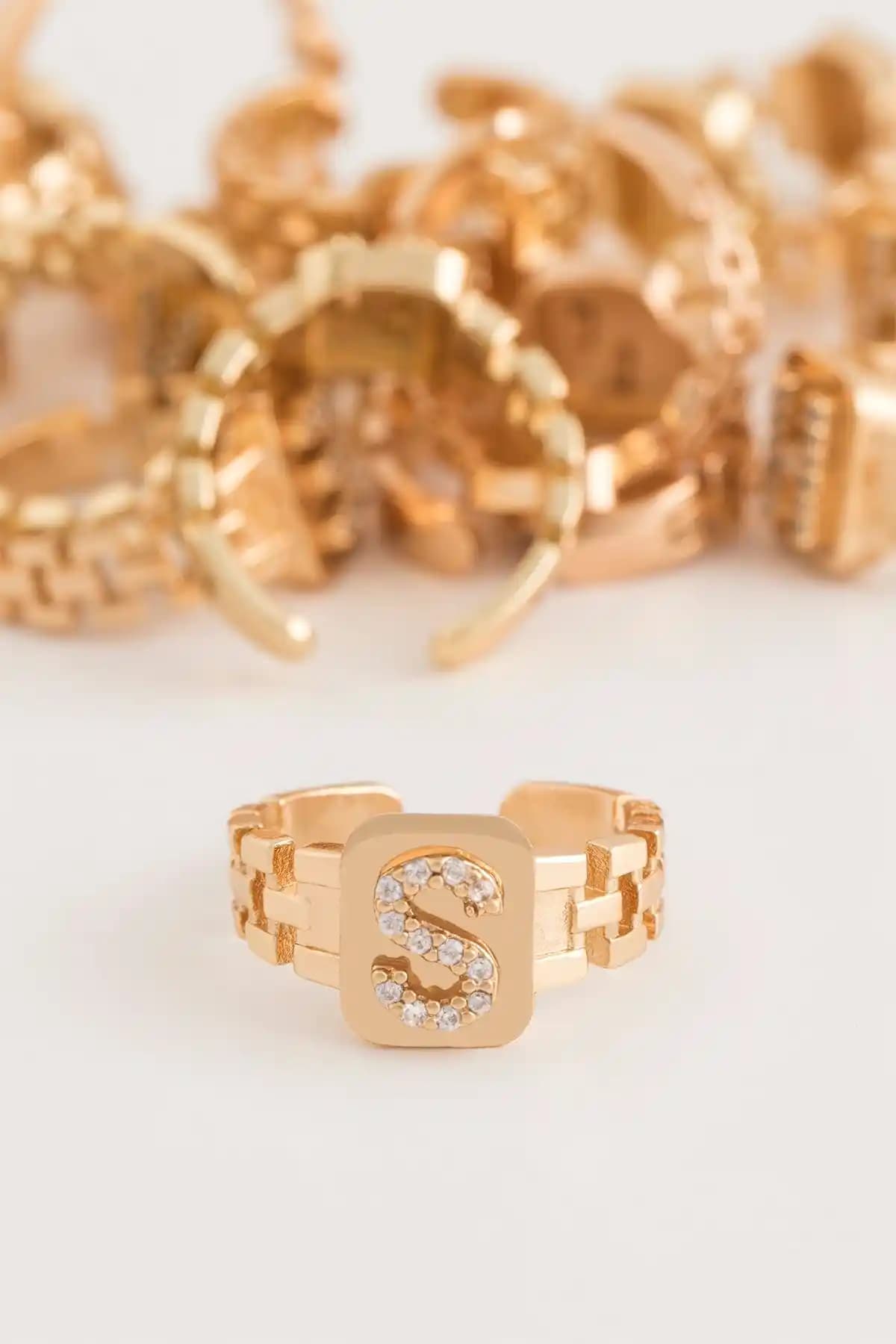 Sortie Zirkon Taşlı Pirinç Ayarlanabilir Harf Yüzük Şıklık ve Fonksiyonelliğin Mükemmel Birleşimi