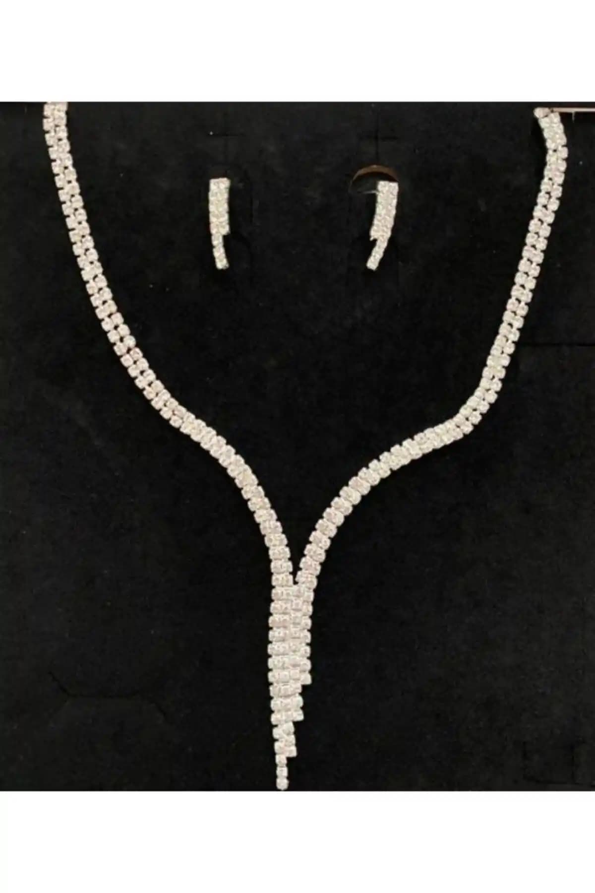 Su Yolu Seti: Modern ve Şık Kristal Taşlı Takı Seti ile Özgün Tarz Yaratın