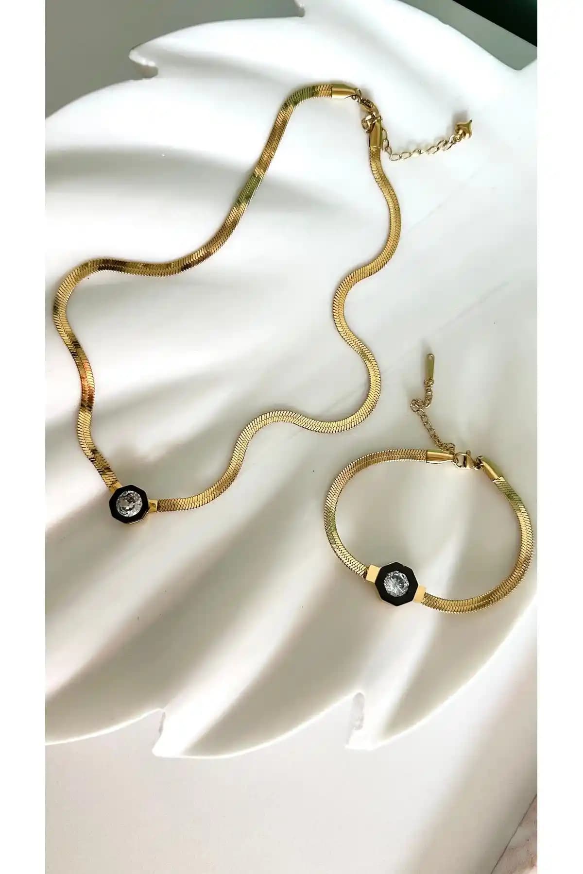 Takımakstore'un Altın Kaplama Zircon Taşlı Kolye ve Bileklik Seti ile Şıklığınızı Yükseltin