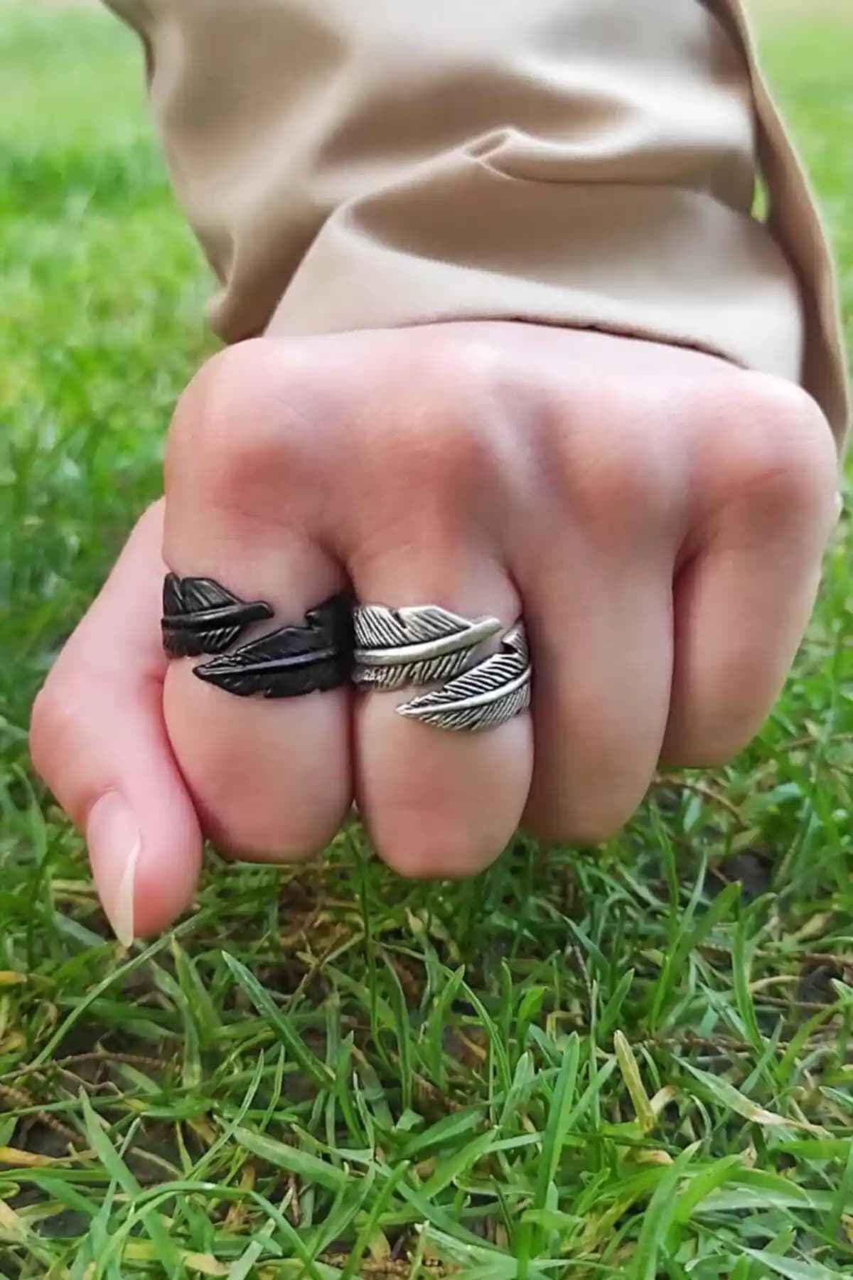 The Collection Tüy Yaprak Figürlü Ayarlanabilir Siyah-Gümüş Unisex Yüzük Seti