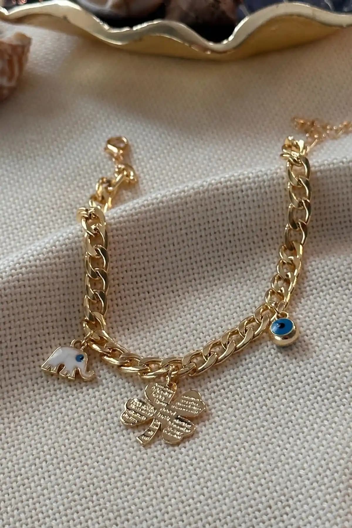 Trendy Butik Bileklik Karşılaştırması: Nazar ve Plaka Kalp Modelleri Analizi