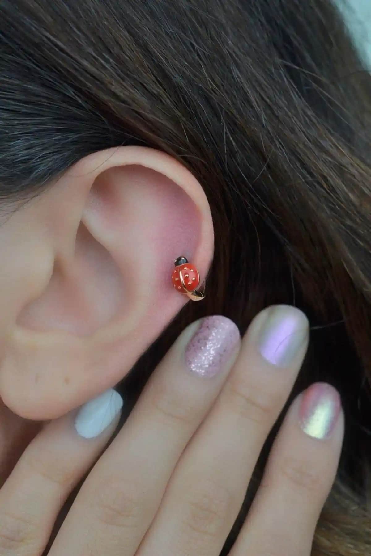 Uğur Böceği Halka Piercing Helix Kıkırdak Takısı Modern ve Renkli Tasarım