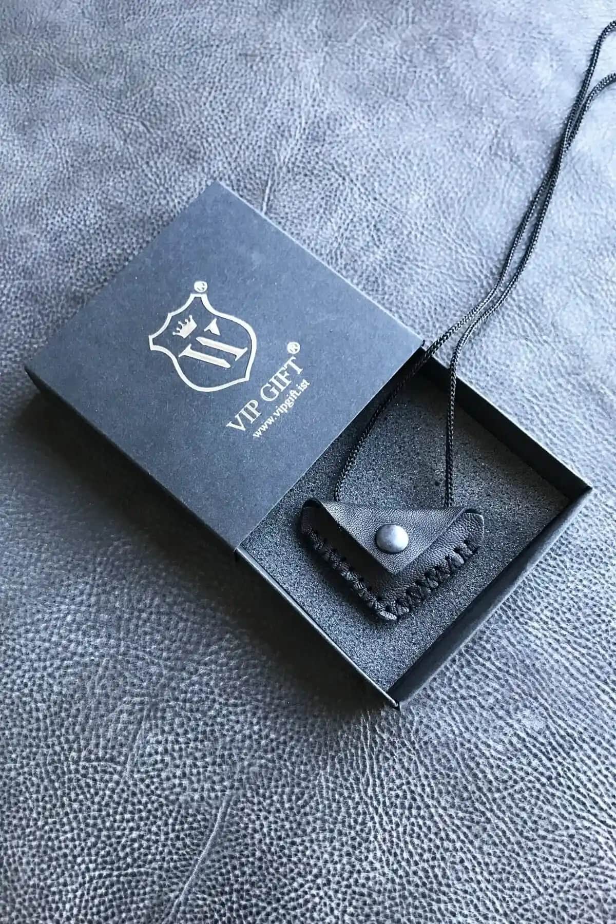 ViP GiFT Kayı Üçgen Cevşen Siyah Deri Kolye Muska Aksesuarı Şık ve Dayanıklı Tasarım