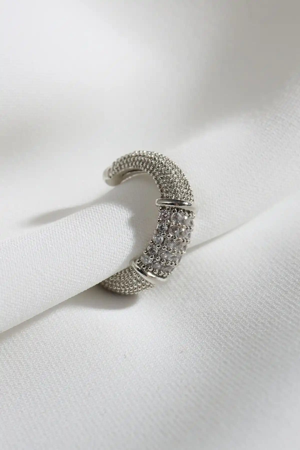 Zırcon Taşlı Gümüş Tekli Sıkıştırmalı Kıkırdak Küpe - Şıklık ve Dayanıklılık