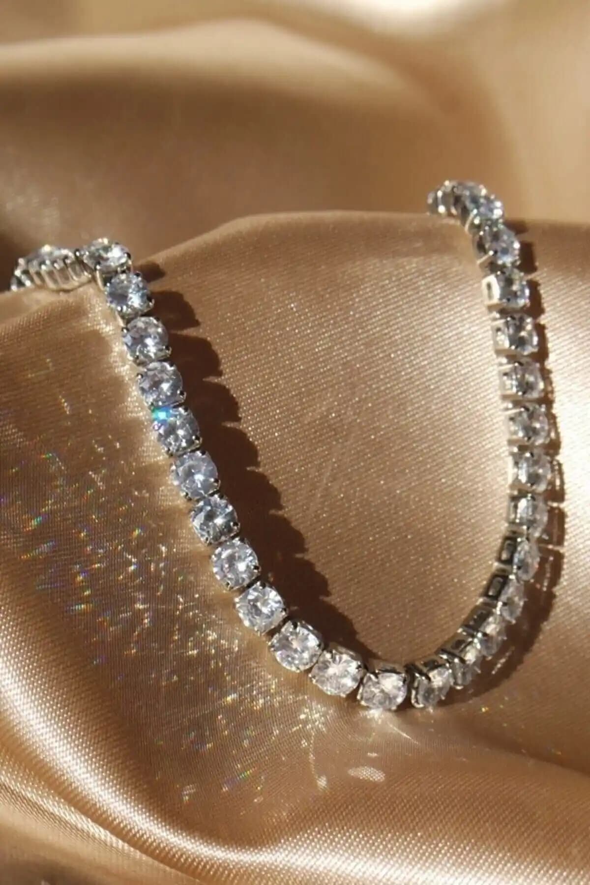 Zirkon Taşlı Su Yolu Bileklik: Şık ve Zarif Modern Takı Tasarımı